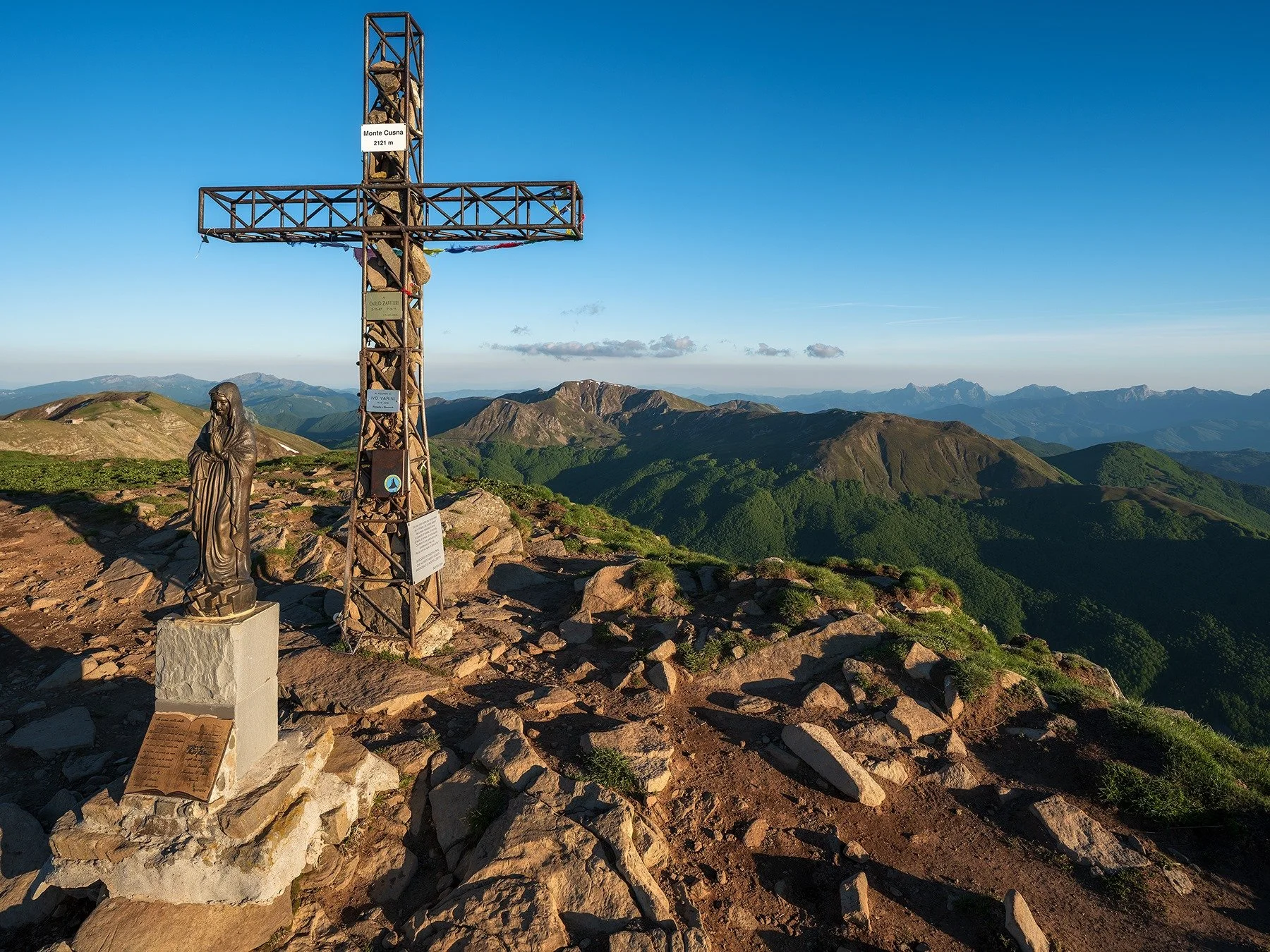 Madonnina sulla cima del Monte Cusna nell’Appennino tosco-emiliano durante il trekking