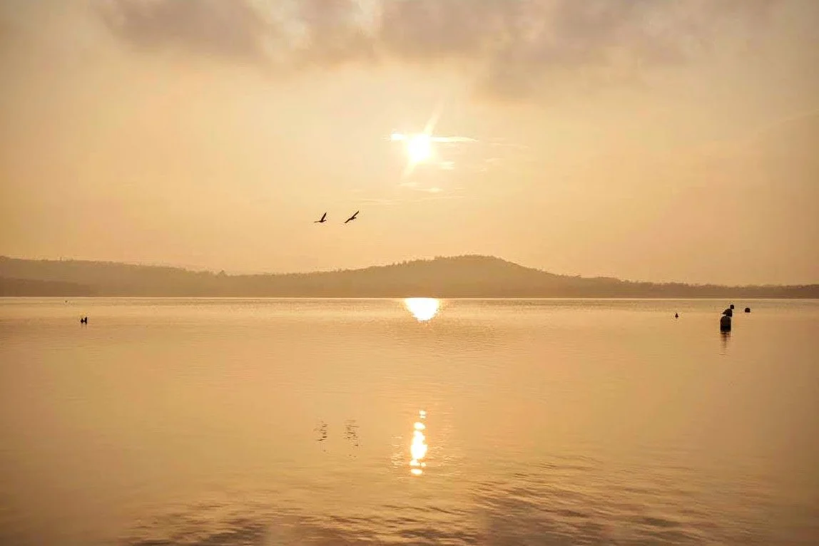 Tramonto sul Lago di Viverone lungo il percorso del Cammino di Oropa.