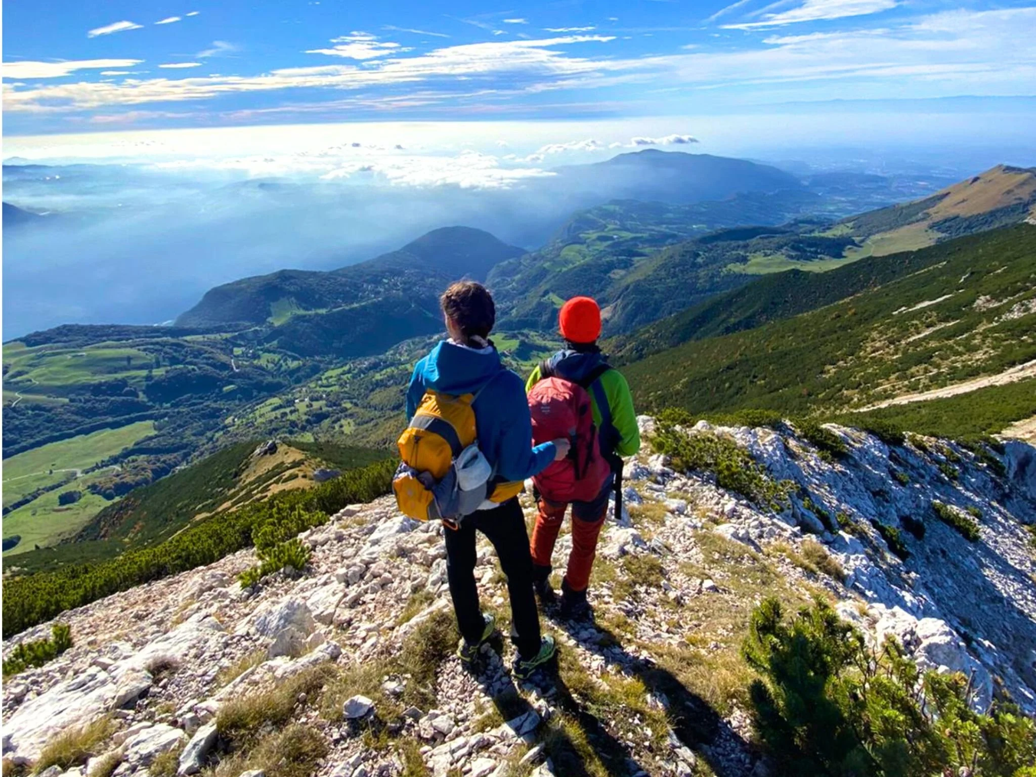 Due escursionisti sul Monte Baldo con il Lago di Garda sullo sfondo