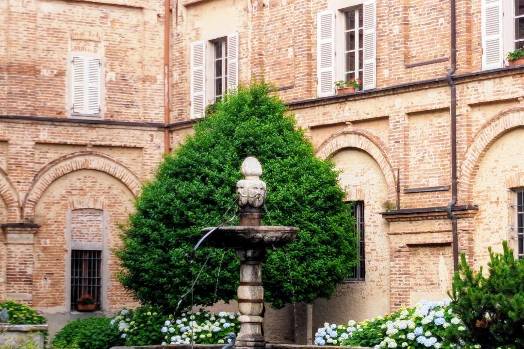 Fontana nel chiostro del Santuario di Graglia lungo il Cammino di Oropa.