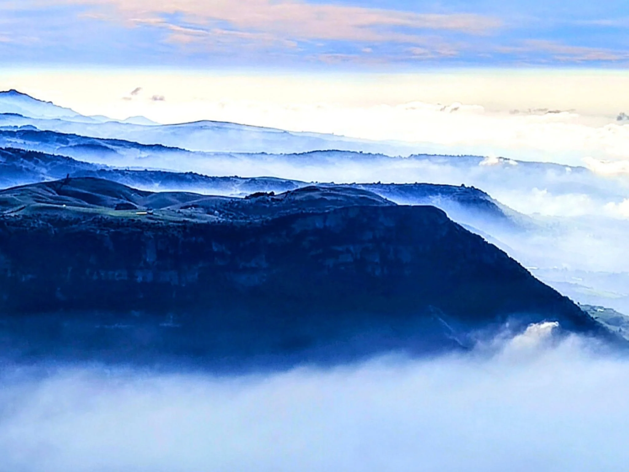 Veduta delle creste del Monte Baldo immerse in un mare di nebbia