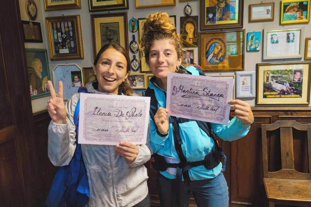 Escursioniste con il Testimonium ricevuto al termine del Cammino di Oropa.
