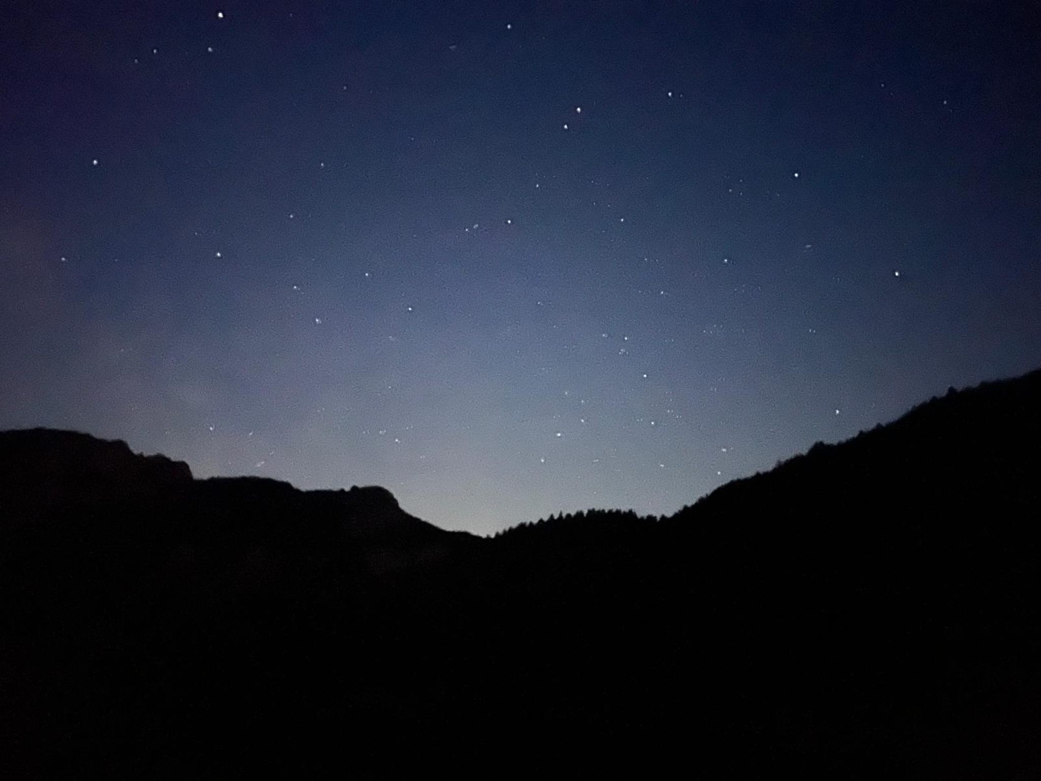 Cielo stellato sopra le montagne nel Parco dei 100 Laghi, nell’Appennino Parmense