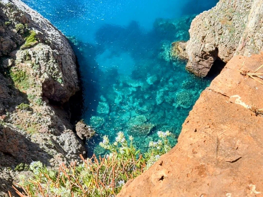 Panorama sul mare da una scogliera lungo il Cammino Minerario di Santa Barbara in Sardegna