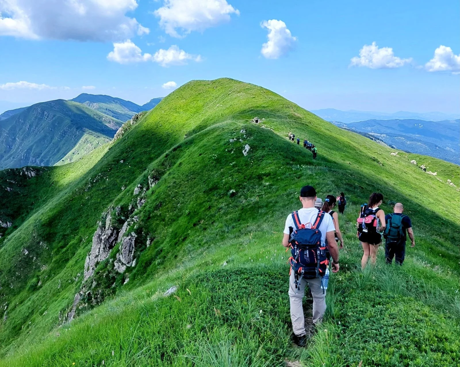 Gruppo di escursionisti in cresta lungo l’Alta Via dei Parchi nel Parco dei 100 Laghi