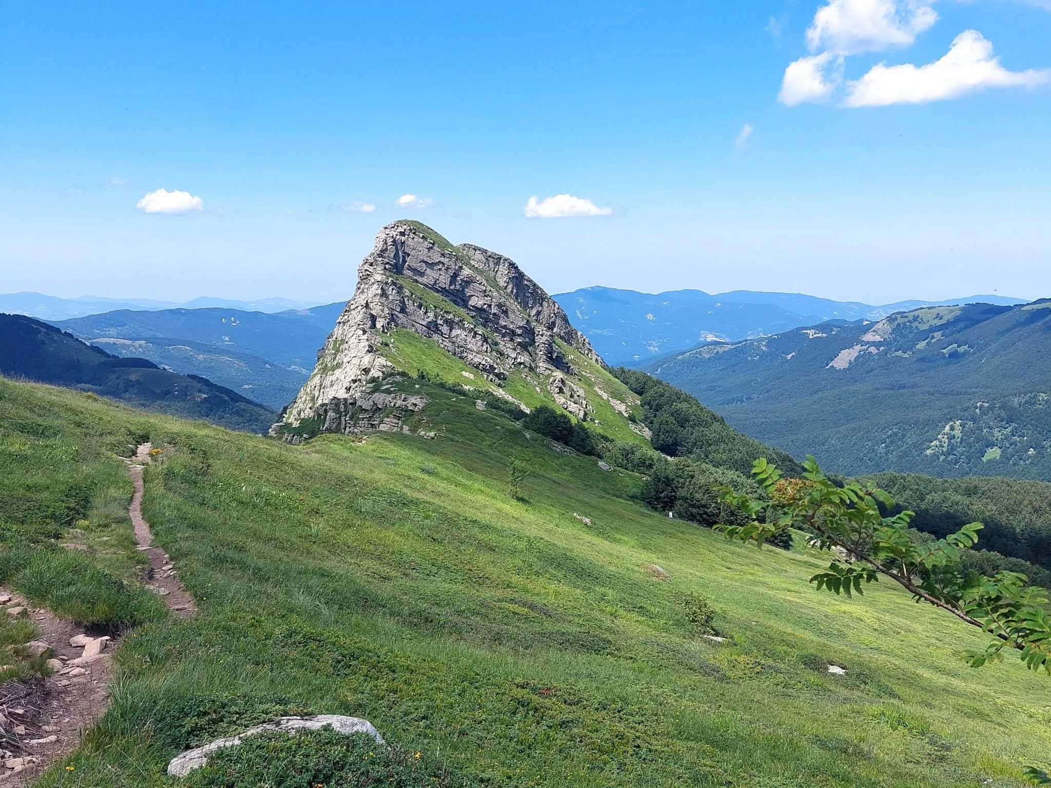 Cima di una montagna nel Parco dei 100 Laghi con l’orizzonte e il cielo blu, nell’Appennino Parmense