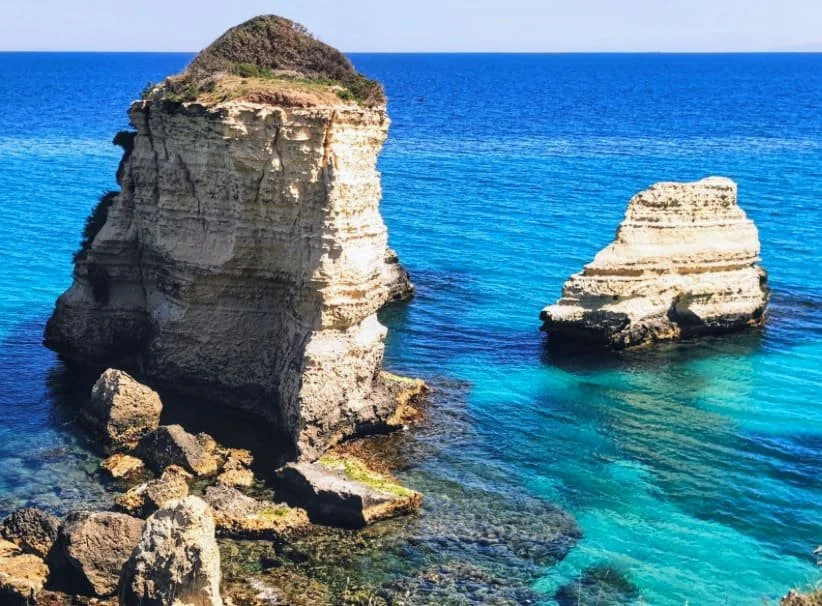 Faraglioni di Sant’Andrea lungo il Cammino del Salento con il mare azzurro sullo sfondo.