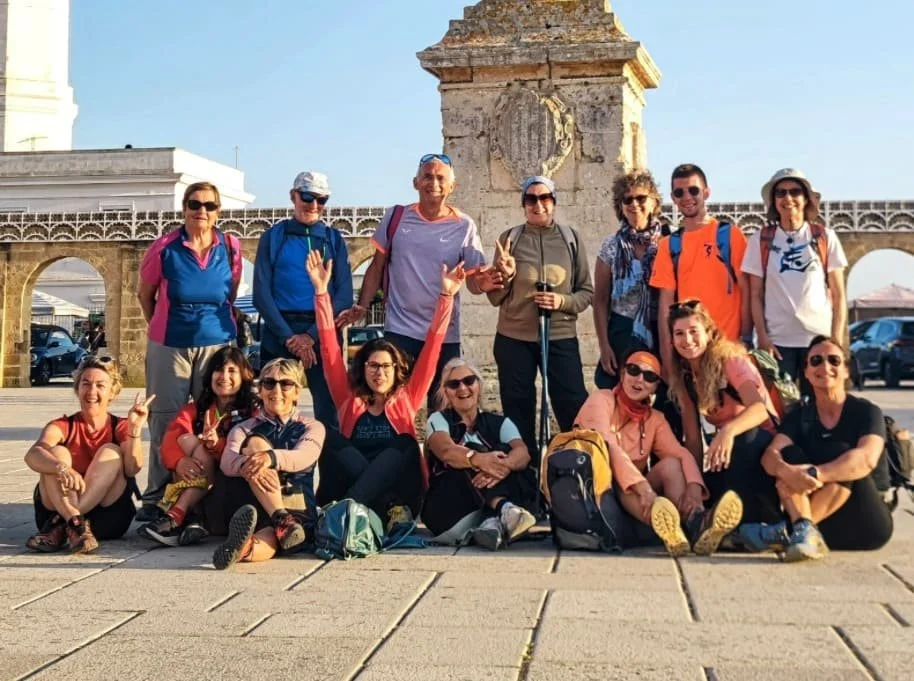 Gruppo di escursionisti felici durante una foto di gruppo sul Cammino del Salento.