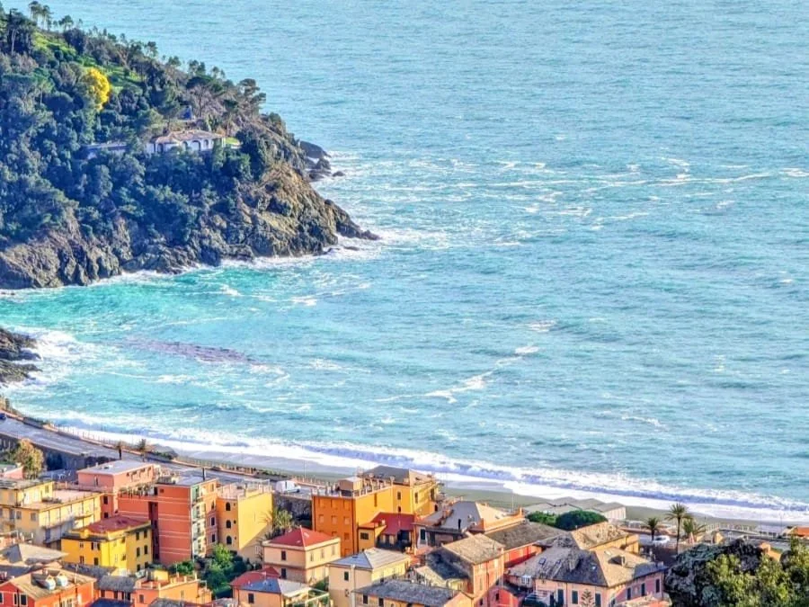 Vista panoramica sul borgo di Bonassola e la spiaggia dal Sentiero Verde Azzurro in Liguria