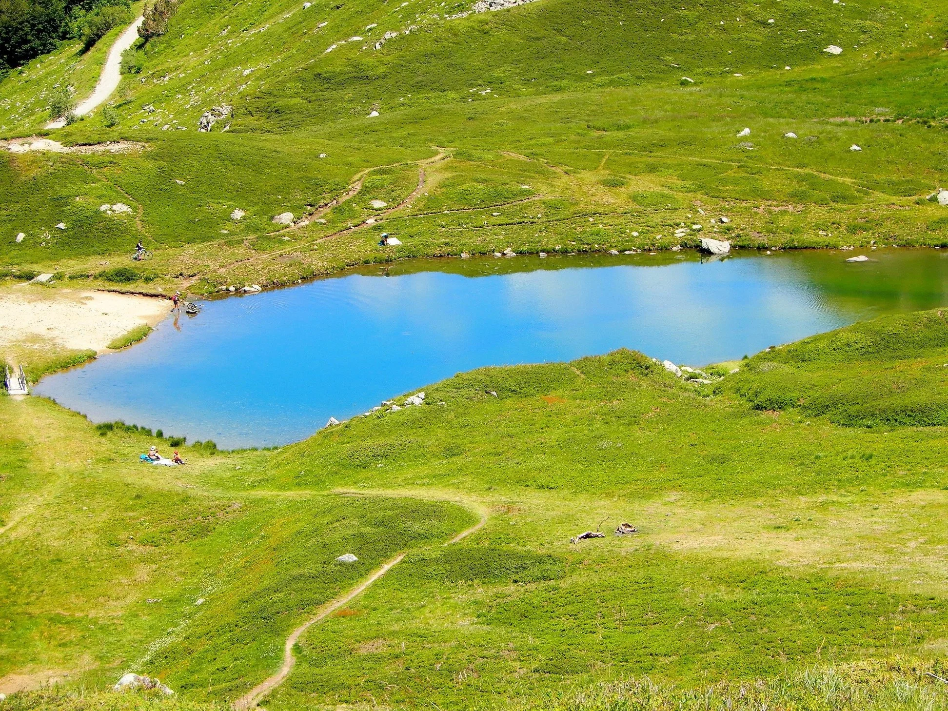 Veduta del Lago Bargetana dal Monte Cusna nell’Appennino tosco-emiliano durante il trekking