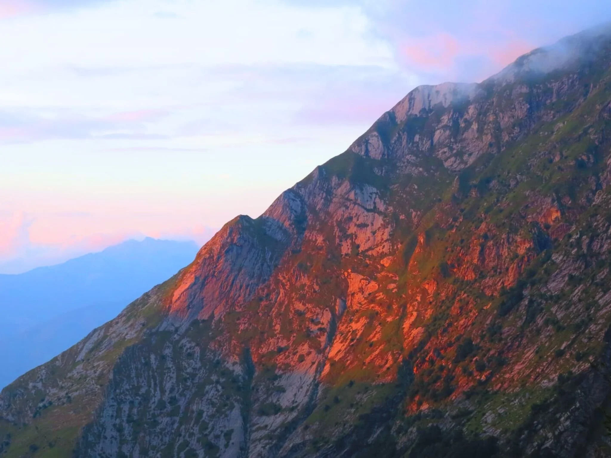 Veduta panoramica delle Alpi Apuane illuminate dalla luce del tramonto durante un trekking