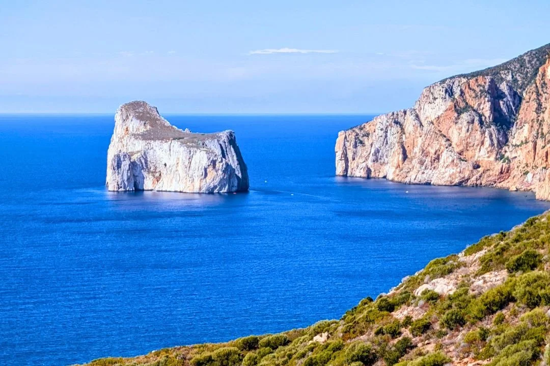 Il faraglione Pan di Zucchero lungo il Cammino di Santa Barbara, affacciato sul mare