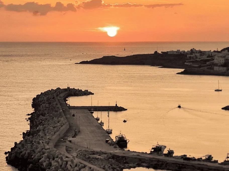 Tramonto mozzafiato sul porto di Santa Maria di Leuca, punto finale del Cammino del Salento.