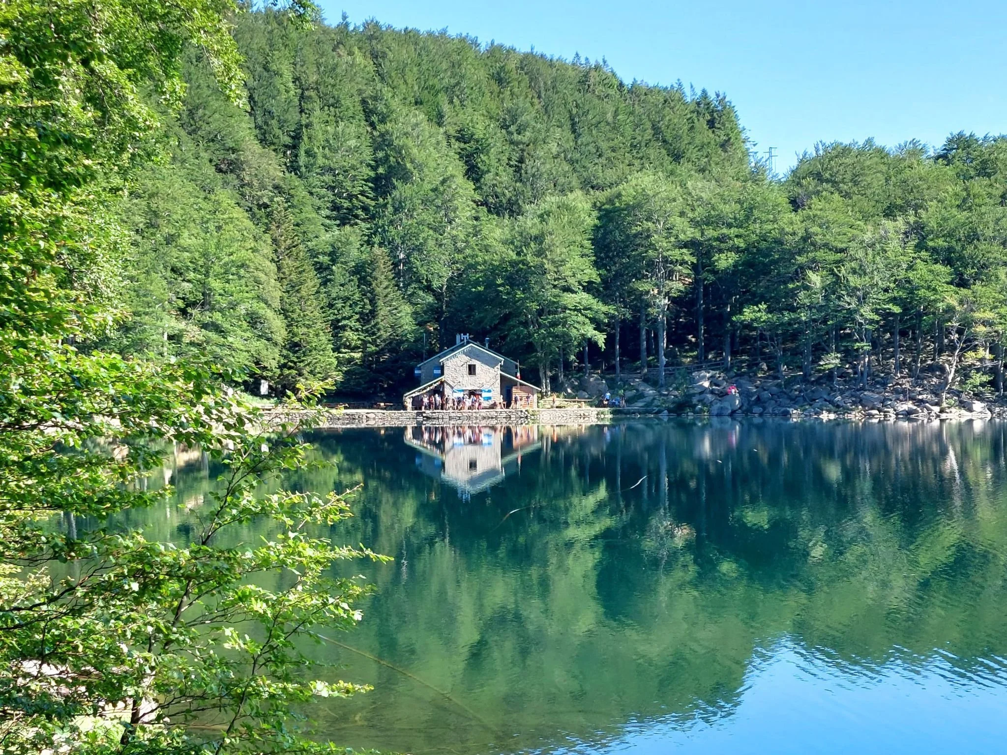 Rifugio Mariotti affacciato sul Lago Santo Parmense nel Parco dei 100 Laghi, Appennino Parmense