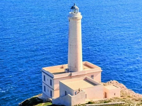 Faro di Punta Palascia lungo il Cammino del Salento con vista sul mare.