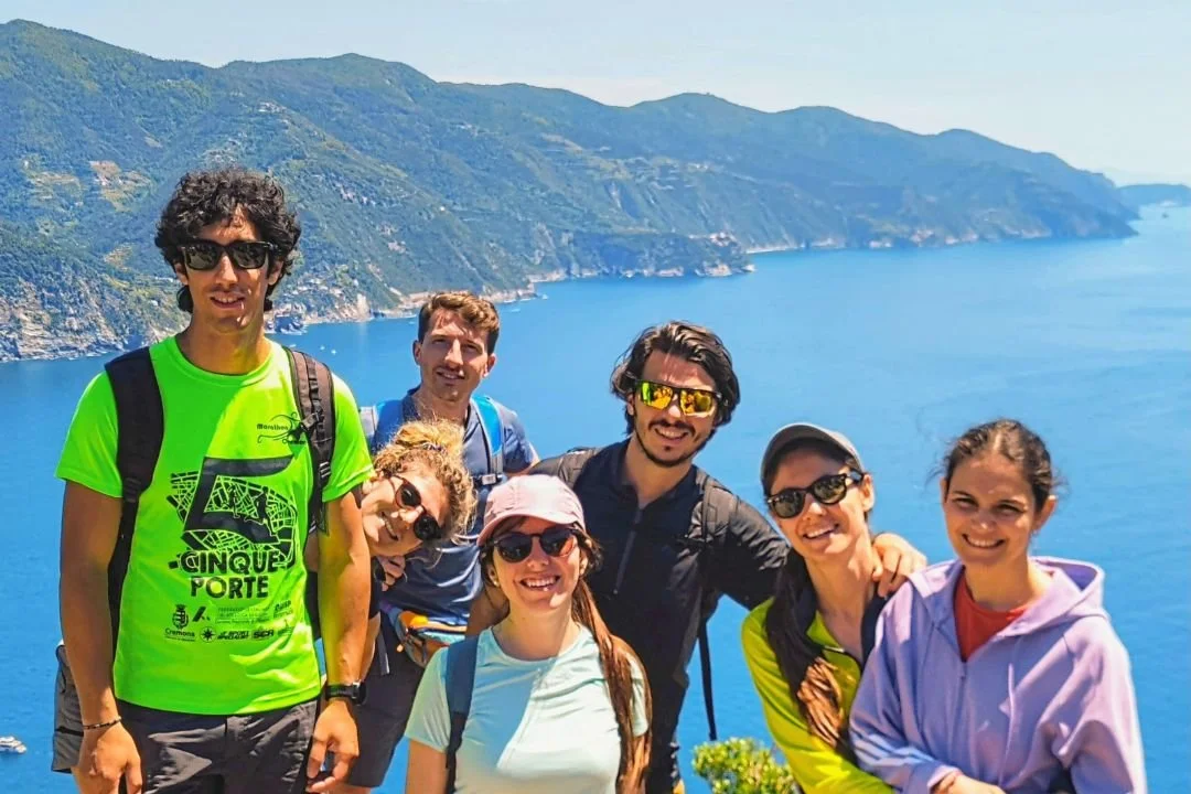 Gruppo di escursionisti sul Sentiero Verde Azzurro con vista sul mare in Liguria