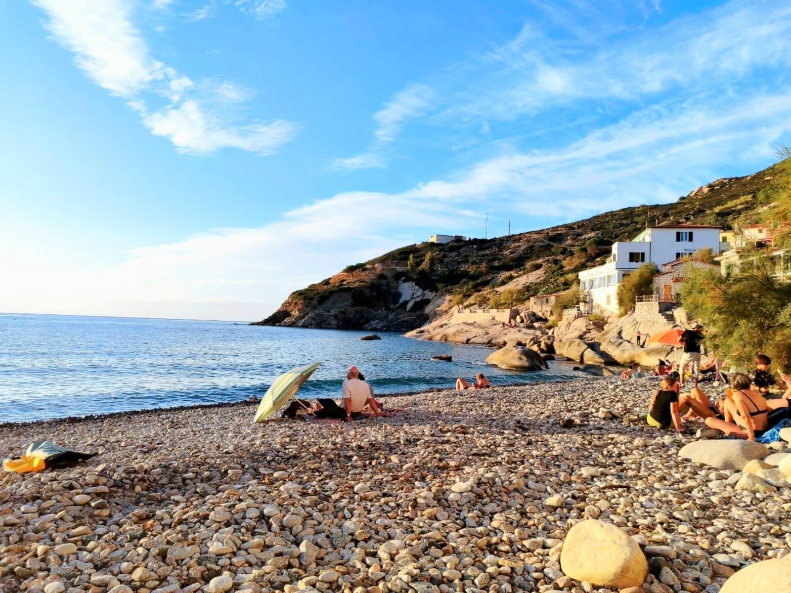 La spiaggia di Pomonte sull’isola d’Elba, con il mare cristallino e paesaggio costiero