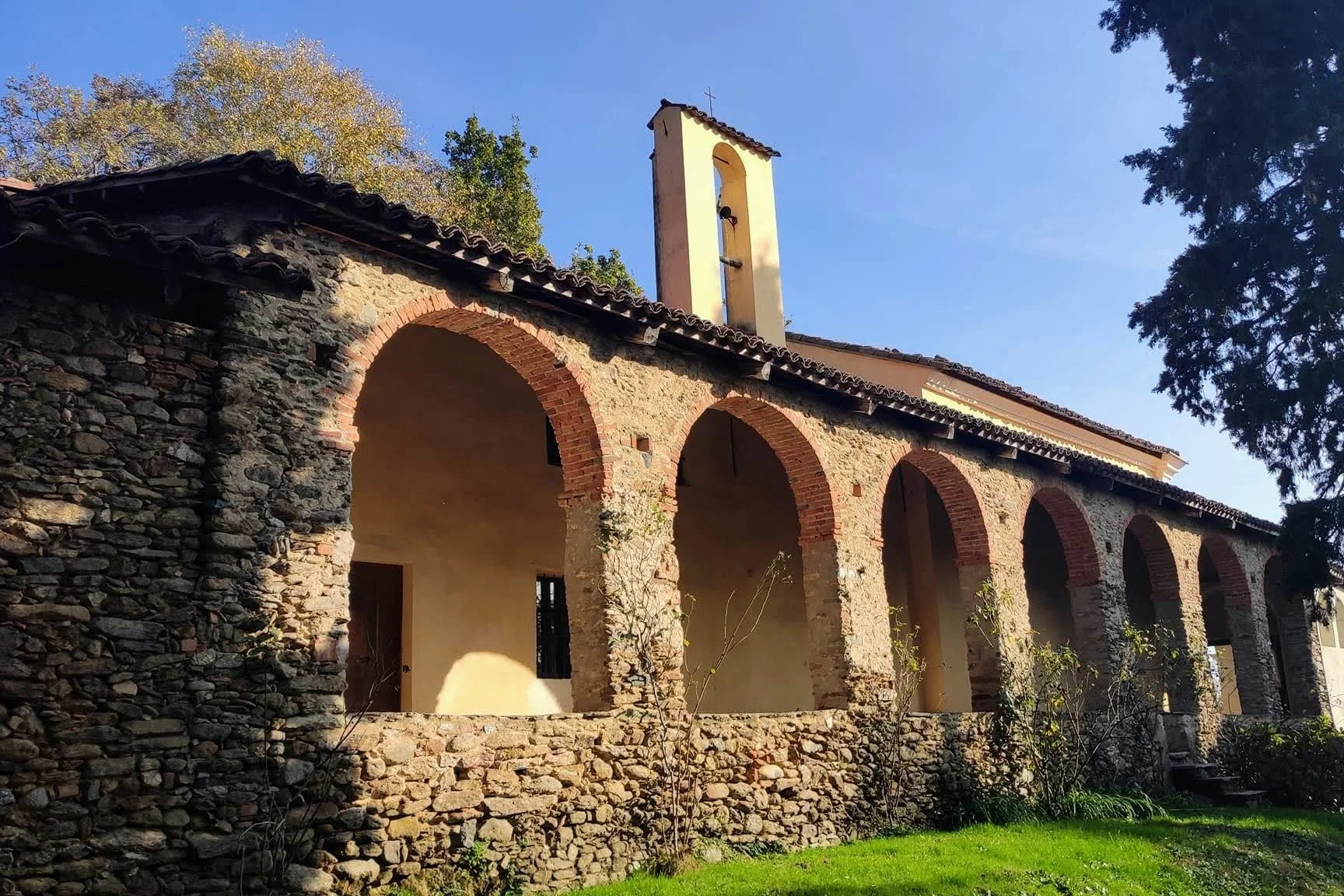 Porticato storico lungo il Cammino di Oropa nella Serra Morenica di Ivrea.