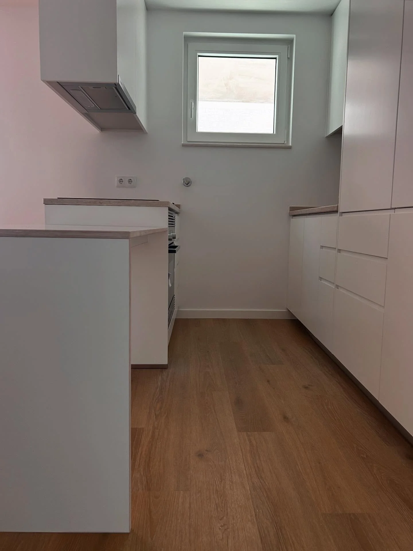 This compact kitchen needed a little upgrade &mdash; so we gave it a functional, budget-friendly extension.
We used white melamine-coated plywood throughout. The visible edges were carefully rounded and sanded with a 3 mm radius, then oiled in a ligh