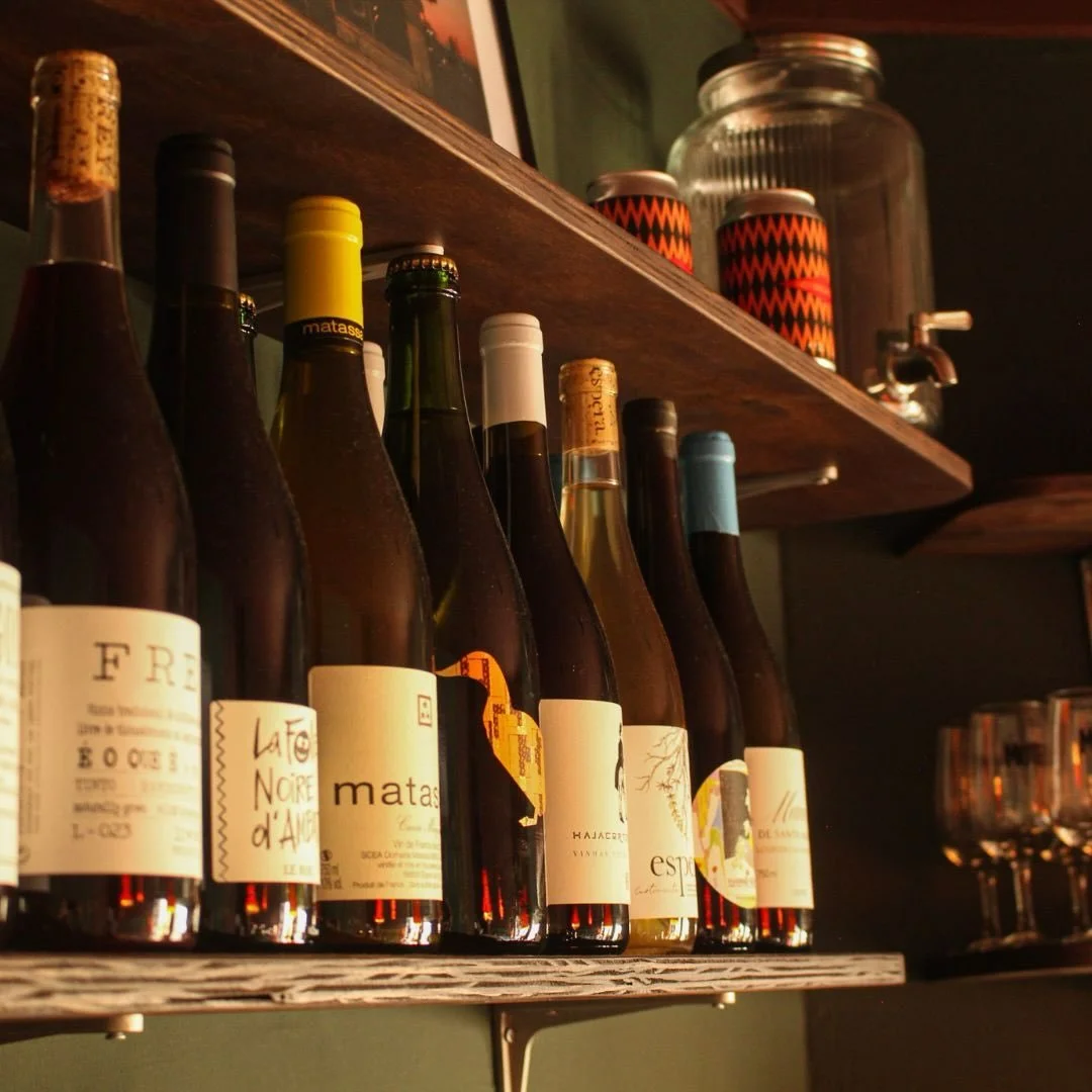 These shelves were one of the final touches of the renovation.
We played with proportions, light, and material warmth until they felt just right in the room.

A small detail, but they tie everything together, exactly the kind of moment that comes fro