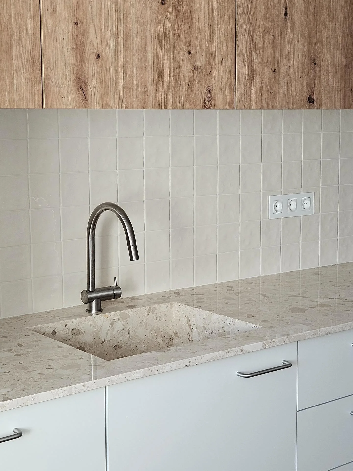 Designed around daily use.

This unit was planned to handle the practical side of the kitchen while staying visually understated. The sink and base cabinet are fully integrated, with clean lines and a layout that makes everyday tasks easy and intuiti