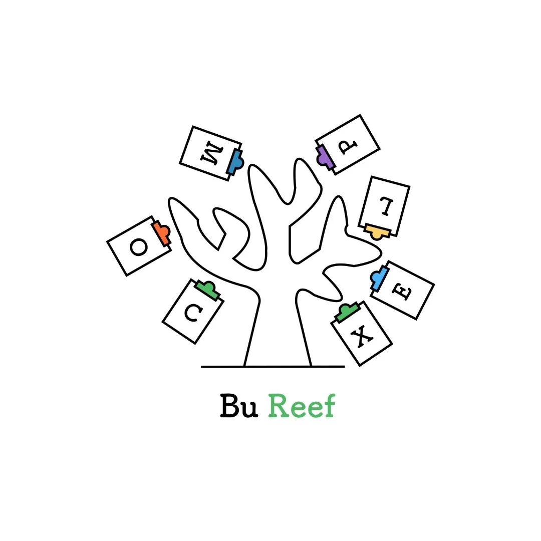 Bu Land ロゴ紹介
～Bu Reef～

---

📍コンセプト解説📍

　1. reef

　中央の幹が「reef(サンゴ)」を表現🪸

　2. brief

　バインダーが「briefing(報告書)」を表現📑

　報告書一つ一つは「brief(簡潔)」であるのに
　報告書の整合がとれておらず
　complex(複雑)になっている矛盾を表現。

　3. leef
　
　全体で木と葉に見えるようにデザイン。　
　サンゴが木、報告書が「leaf(葉)」を表現🌿

🎯 For Y