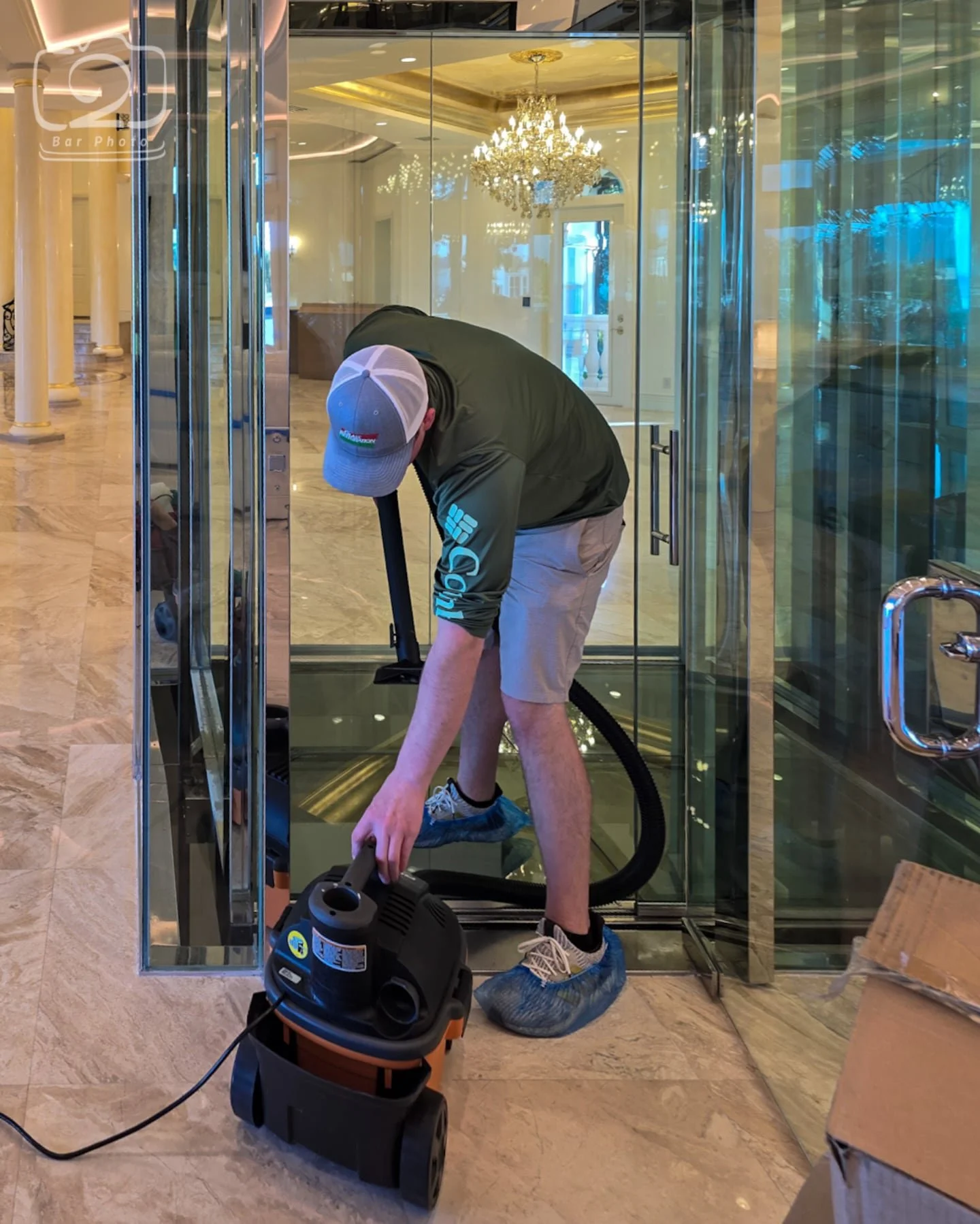 Six sides of pure glass &mdash; because why hide a view? 😍 Full 360&deg; transparency on every panel, floor to ceiling. This is what luxury looks like when you refuse to compromise. The ultimate statement piece for any custom home. 🏡✨
#CustomHomeBu