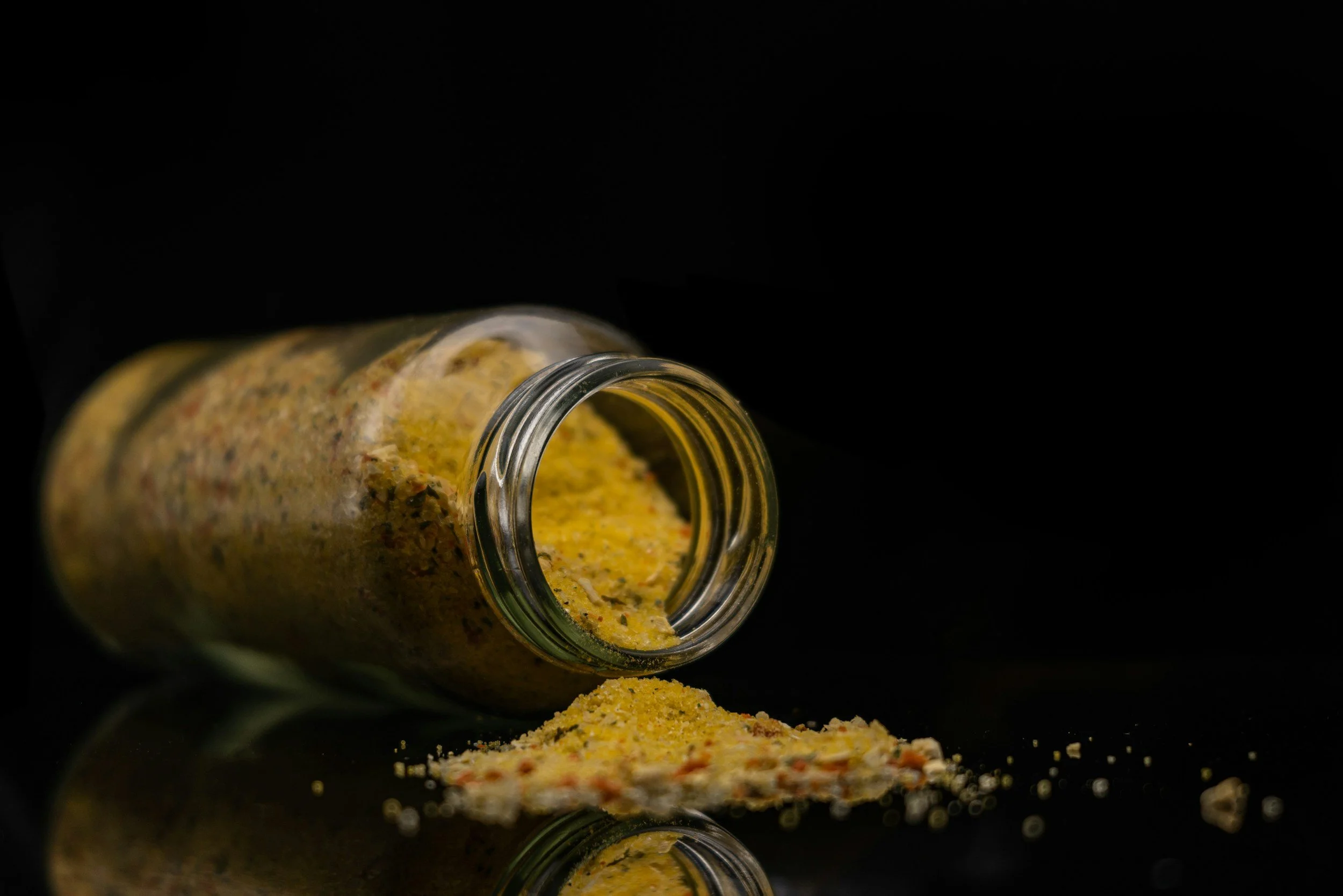 Soda ash powder, one of the core raw materials used to lower the melting point of silica in glassmaking.