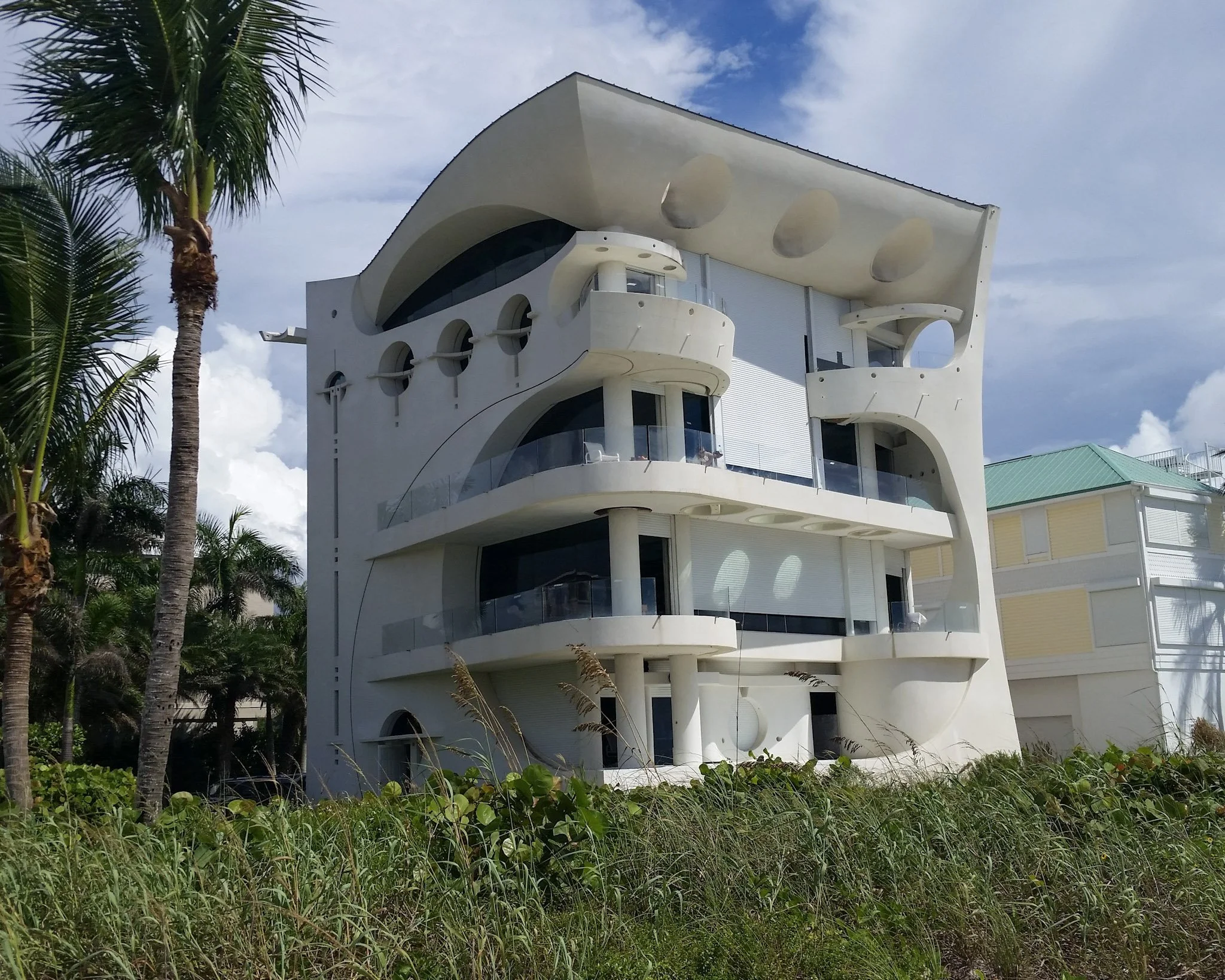 Modern curved glass architectural building exterior — Glass Restoration Inc. restores radius and bent architectural glass panels throughout Florida without replacement..
