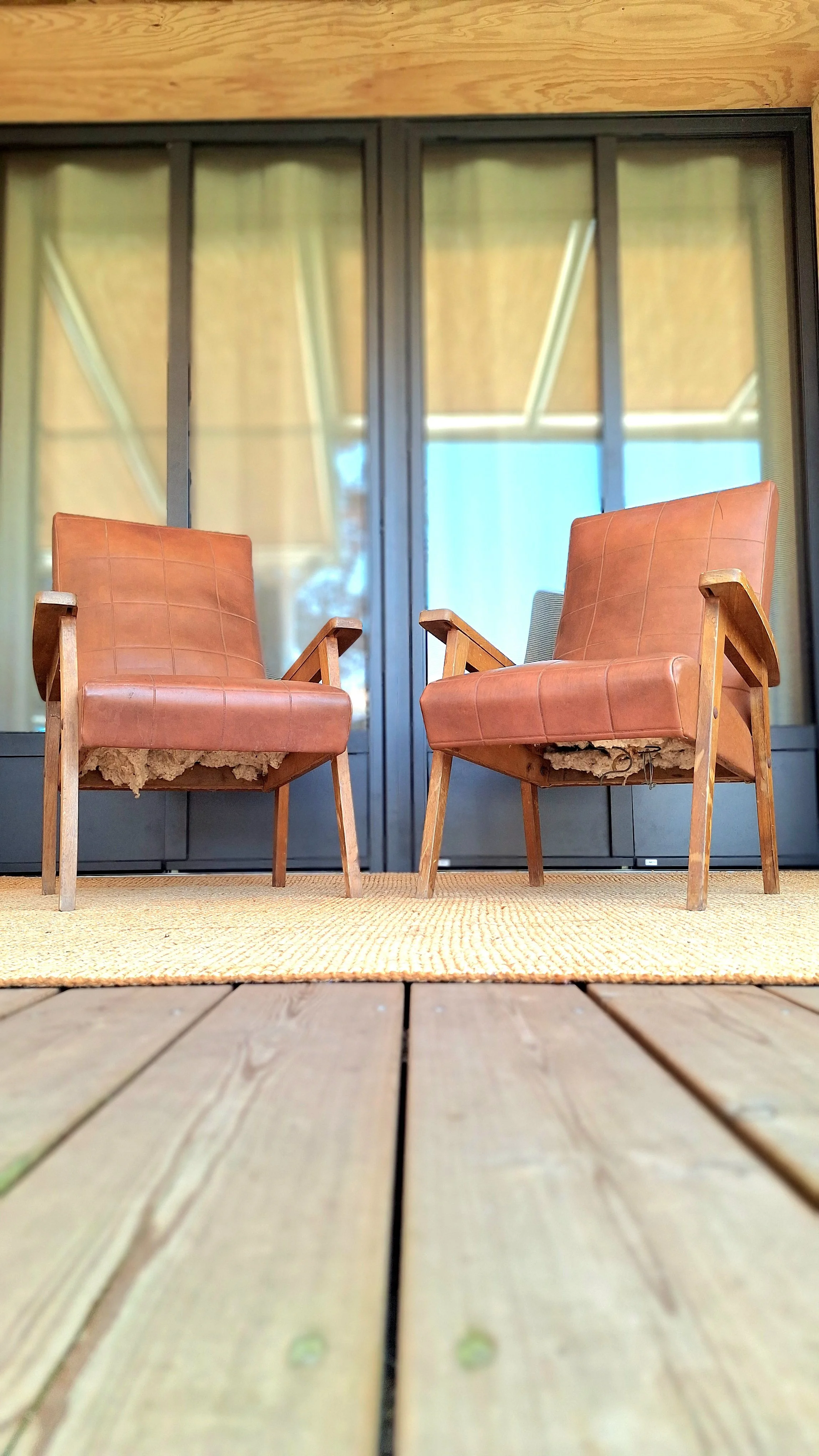 Avant Apres paire de fauteuil scandinave, bouclette rase douce couleurs naturelles, modèle loft, vintage en hêtre, teinte douce, restauration complète, visible sur bassin arcachon, sanguinet et Nord Landes