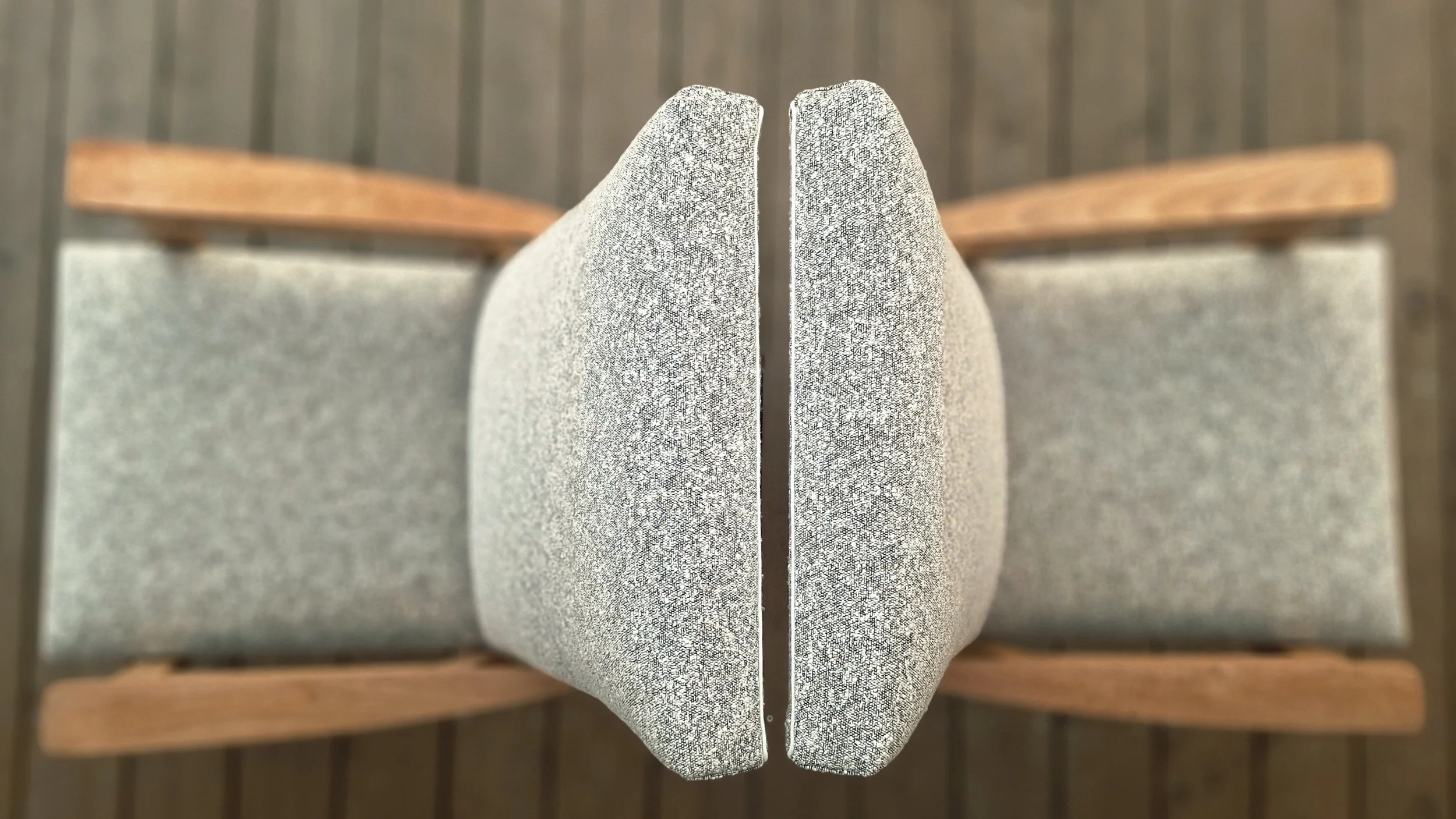 Paire fauteuil scandinave, vue de dessus, bouclette rase douce couleurs naturelles, modèle loft, vintage en hêtre, teinte douce, restauration complète, visible sur bassin arcachon, sanguinet et Nord Landes