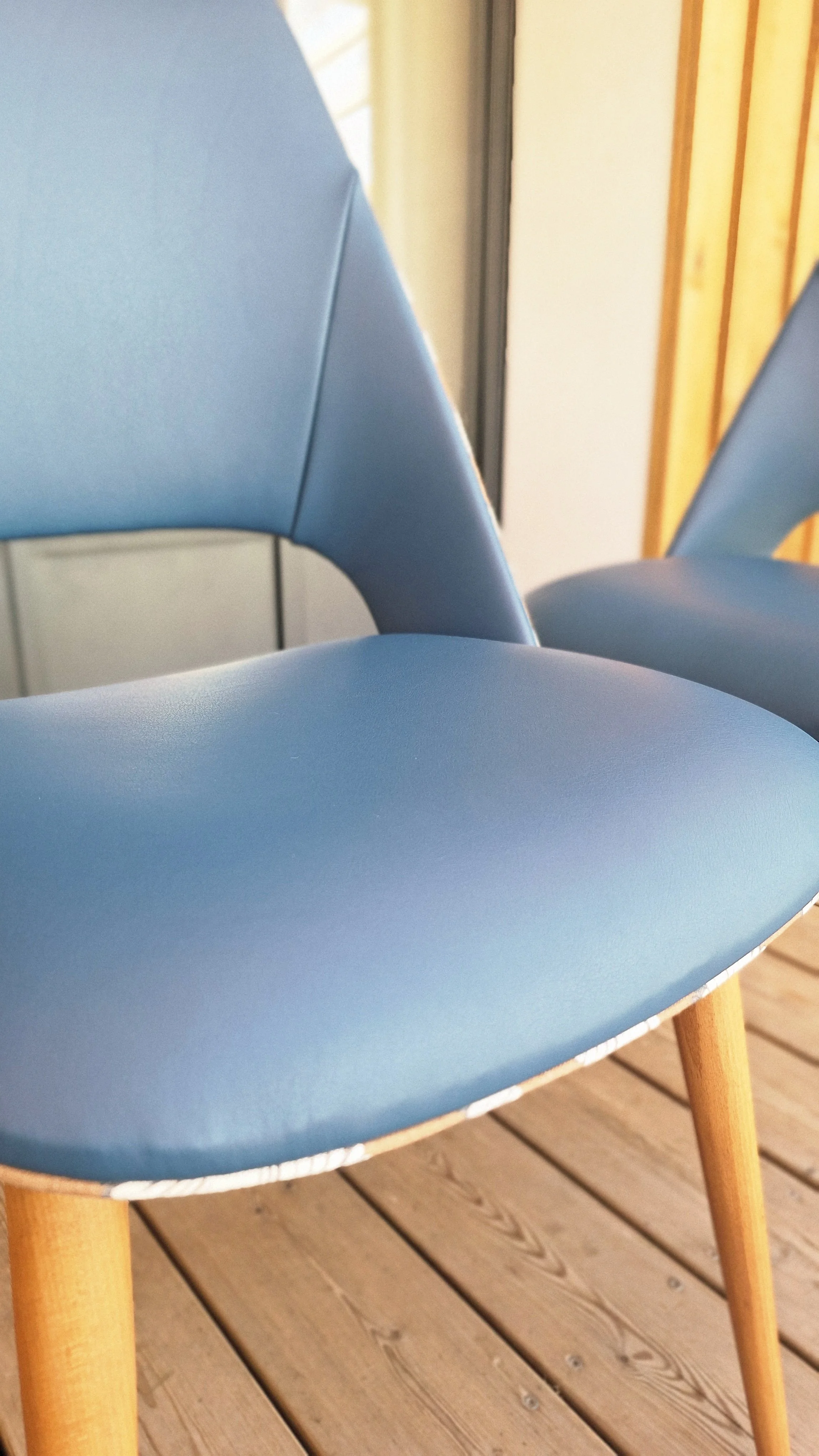 zoom cuir des chaises tonneaux