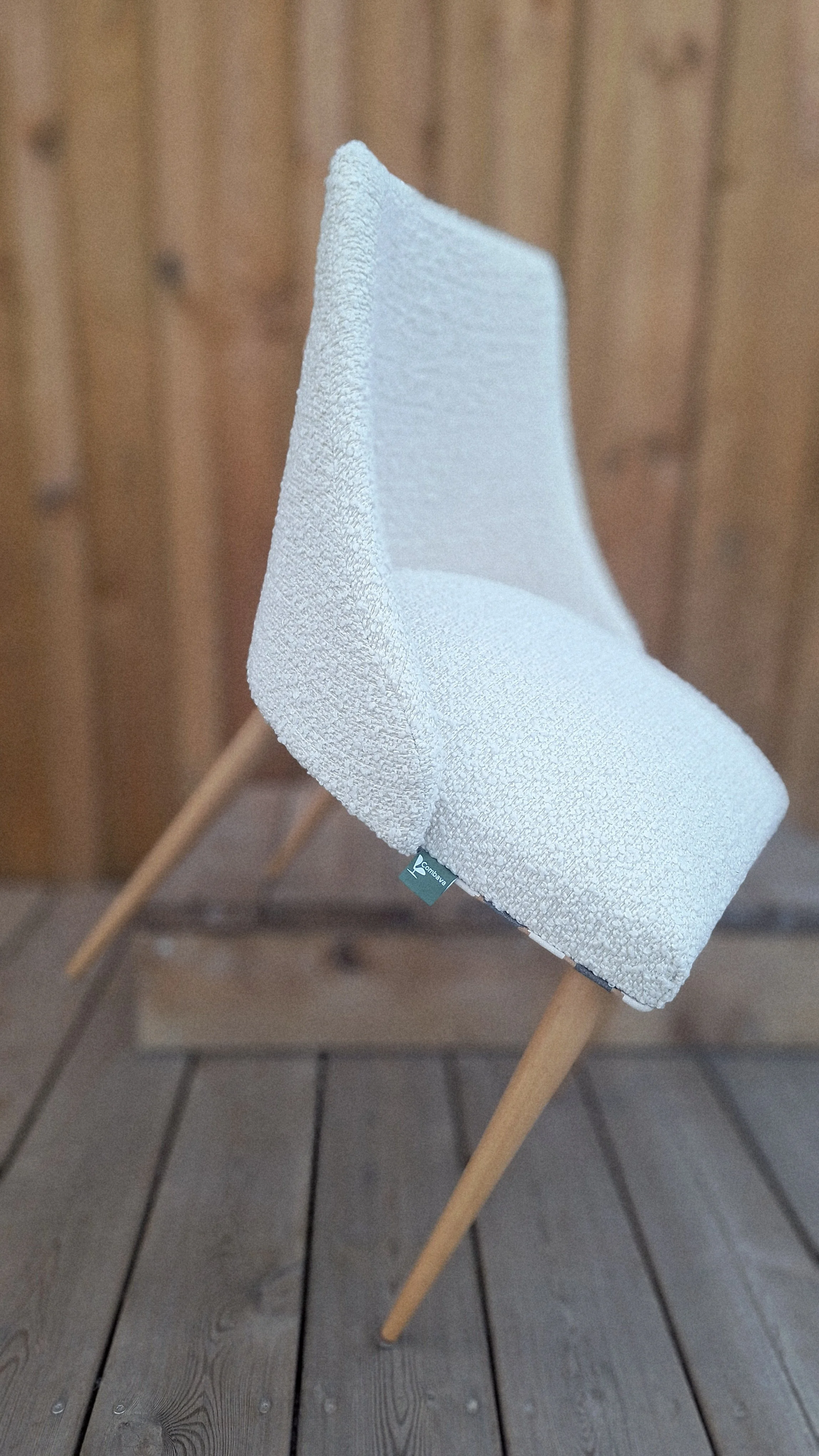 Chaise bouclette blanche avec passepoil ROMO, modèle tonneau avec pieds compas en bois, année 60 / 70, visible à Sanguinet, Nord des Landes et sur tout le bassin d'Arcachon