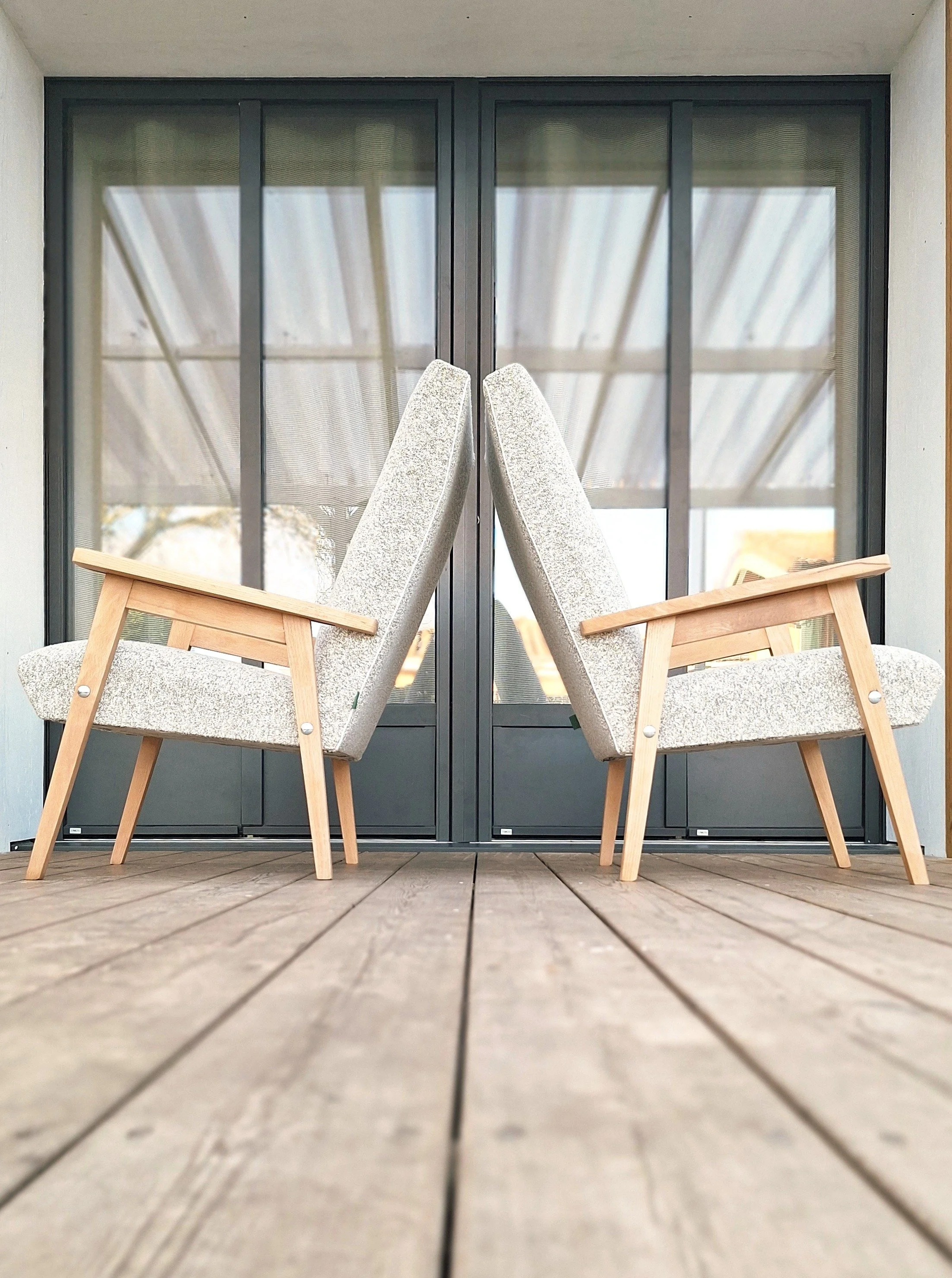 Paire de fauteuil scandinave, bouclette rase douce couleurs naturelles, modèle loft, vintage en hêtre, teinte douce, restauration complète, visible sur bassin arcachon, sanguinet et Nord Landes