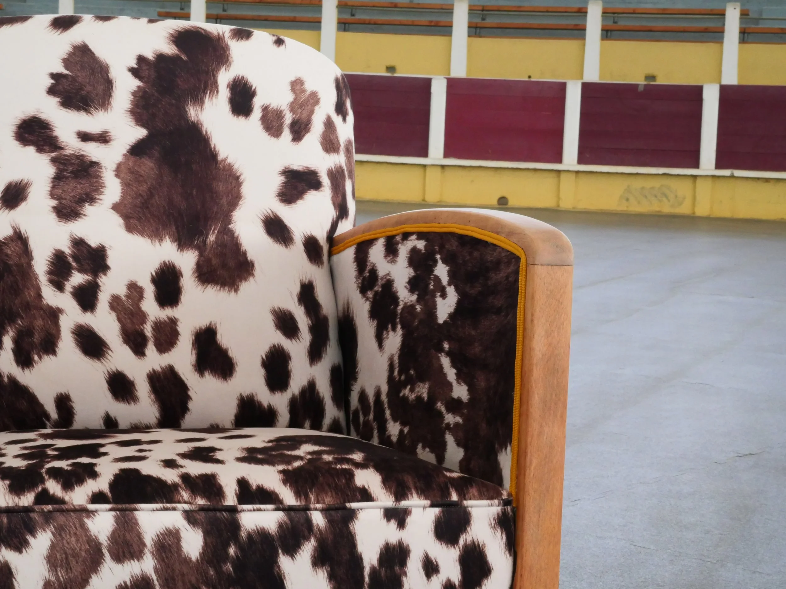 Vue du dossier particulièrement accueillant et confortable du fauteuil studio, époque Art Déco, entièrement restauré, couverture en velours effet peau de vache