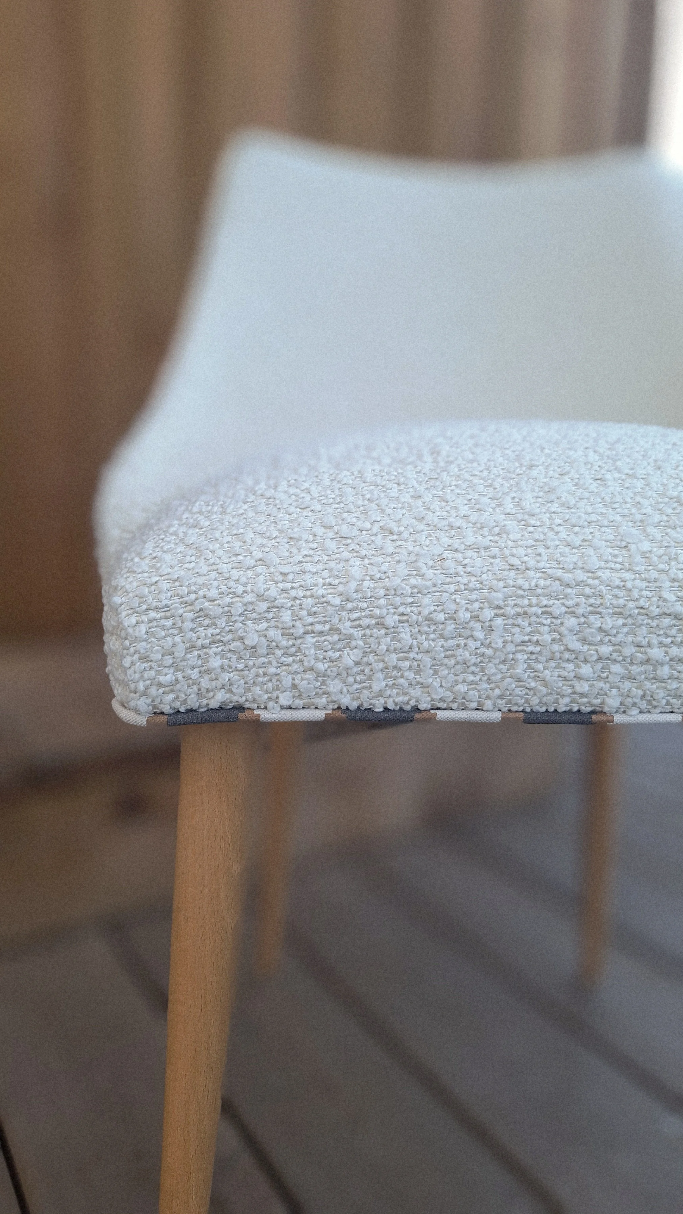 détail chaise bouclette blanche avec passepoil ROMO, modele tonneau avec pieds compas en bois, année 60 / 70, visible à Sanguiet, NOrd des Landes et sur tout le bassin d'arcachon