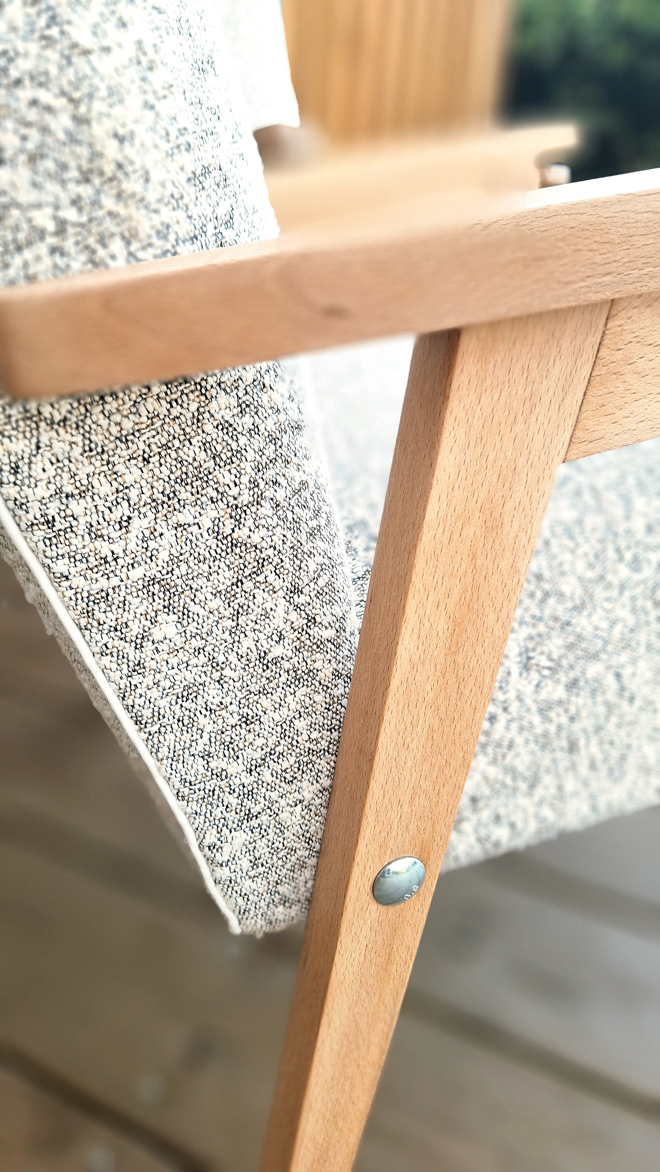 Détail tissu de fauteuil scandinave, bouclette rase douce couleurs naturelles, modèle loft, vintage en hêtre, teinte douce, restauration complète, visible sur bassin arcachon, sanguinet et Nord Landes