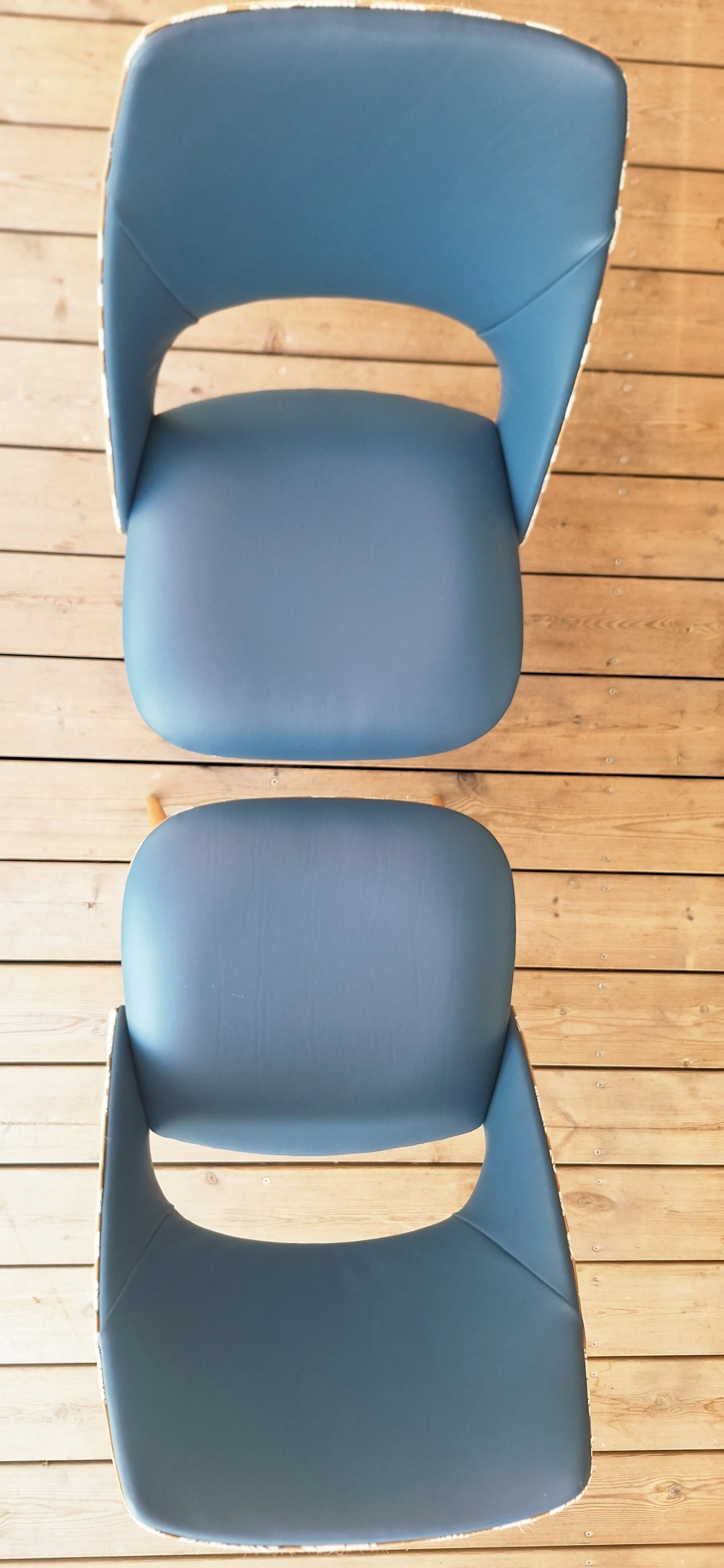 vue de dessus en face a face des 2 chaises tonneau