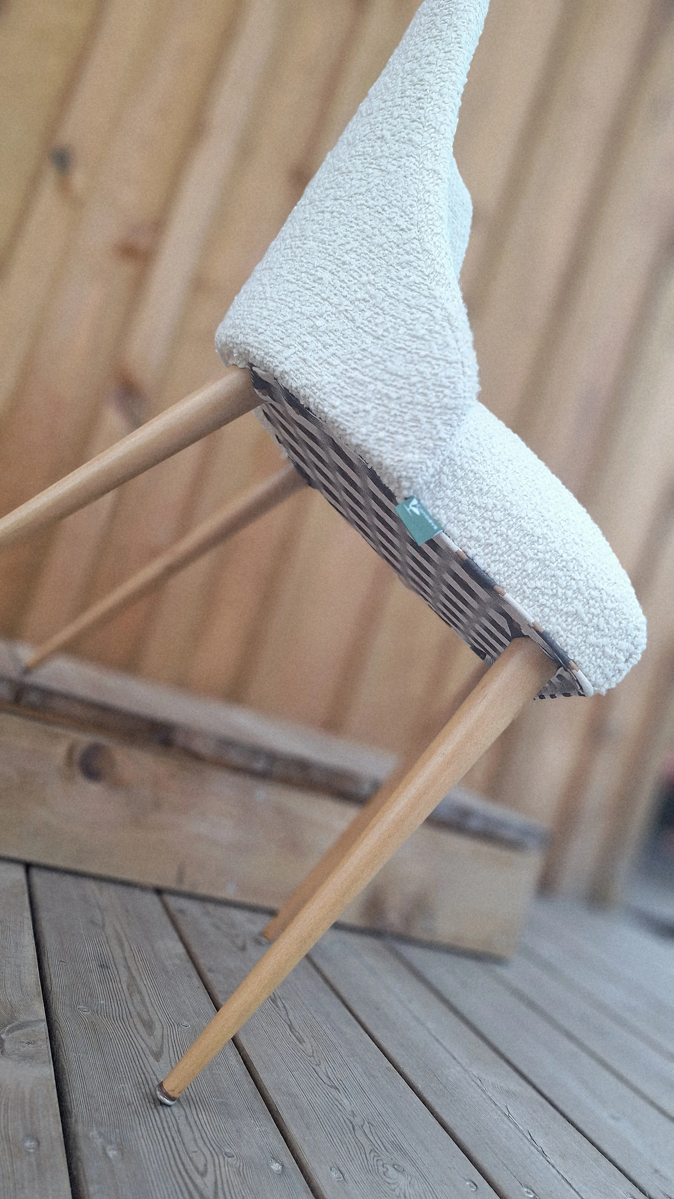 Chaise bouclette blanche avec passepoil ROMO, modèle tonneau avec pieds compas en bois, année 60 / 70, visible à Sanguinet, Nord des Landes et sur tout le bassin d'Arcachon