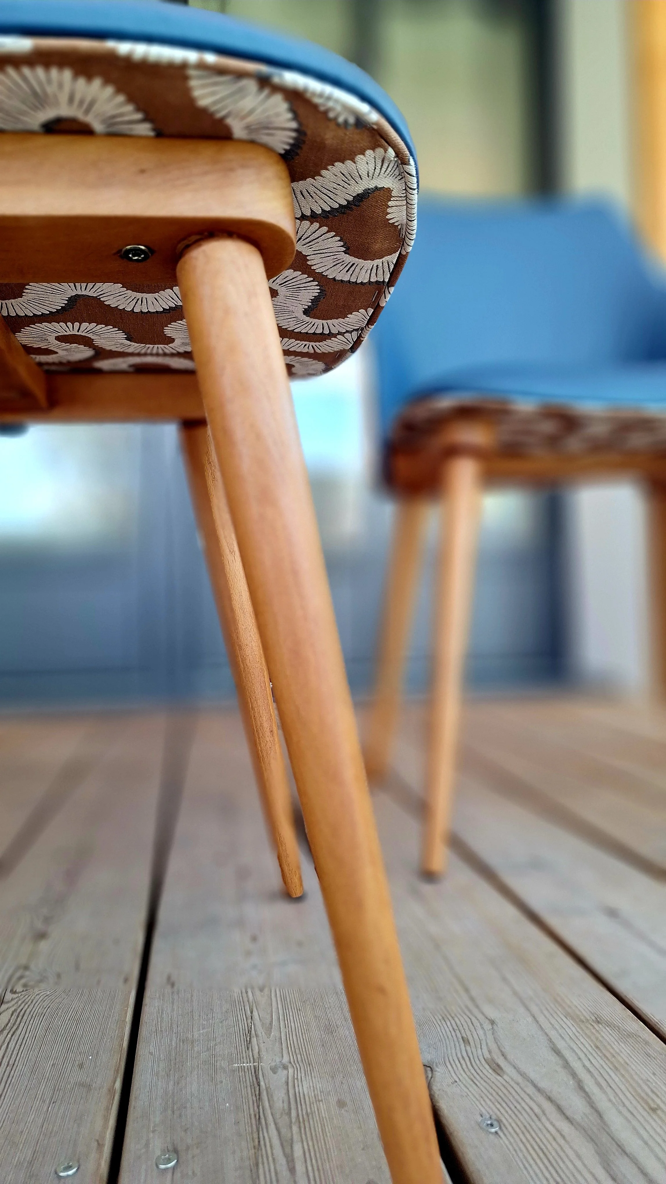 détail dessous la chaise tonneau cuir et tissu romo