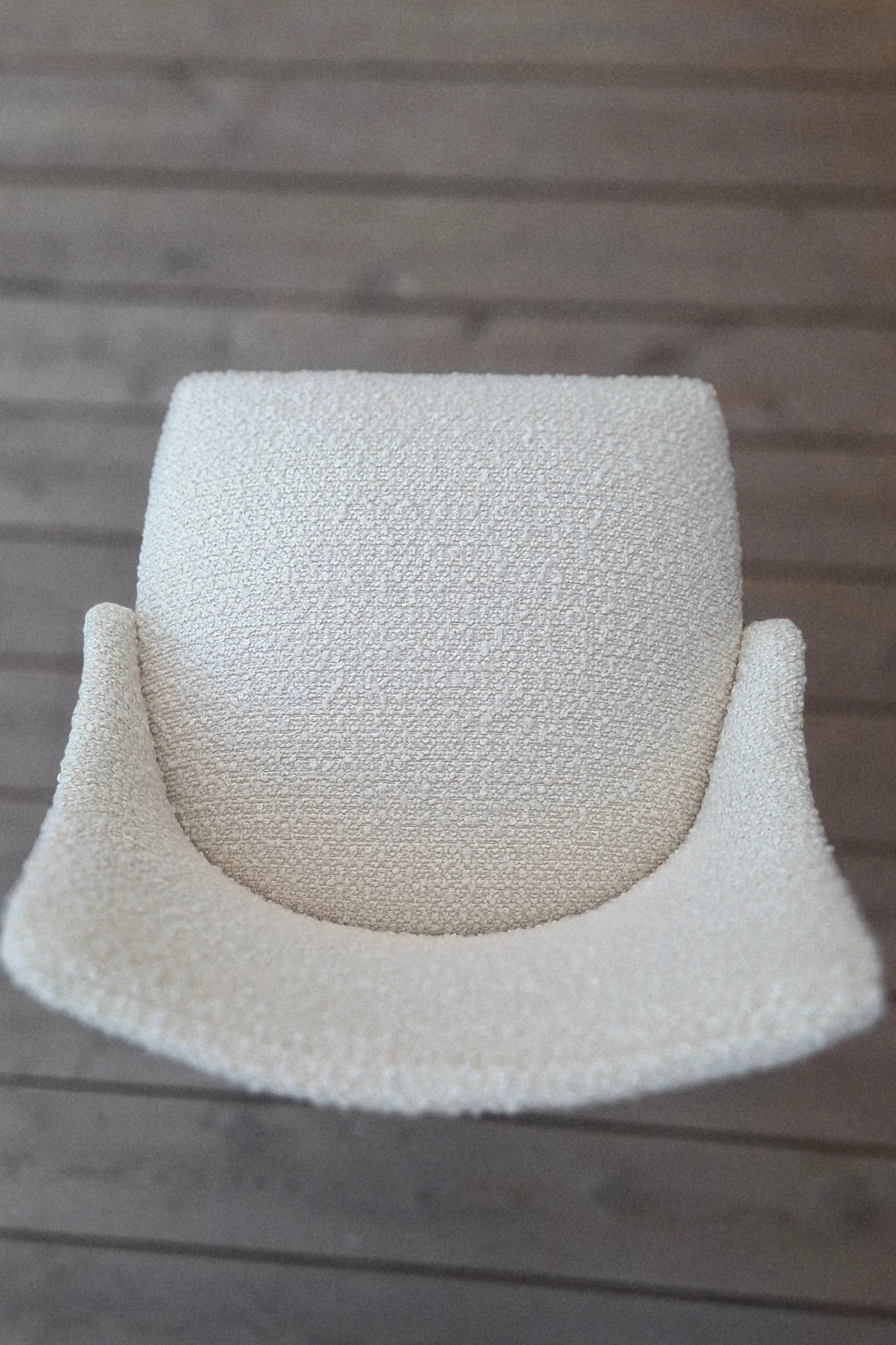 Chaise "tonneau" aux pieds compas en bois