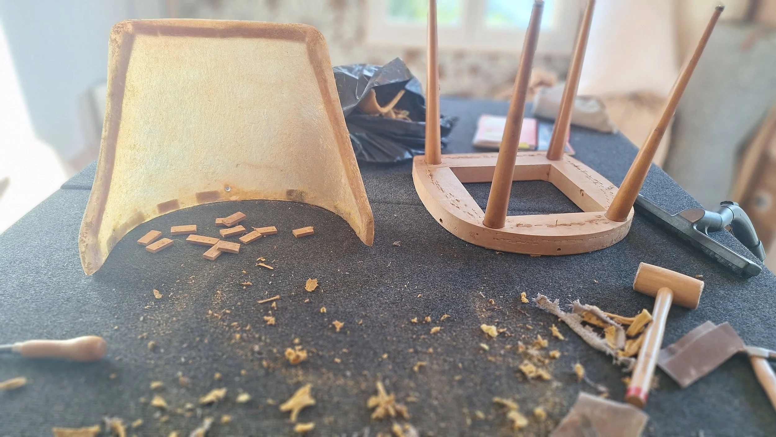 Avant après vue de la chaise tonneau dossier en résine en cours de restauration