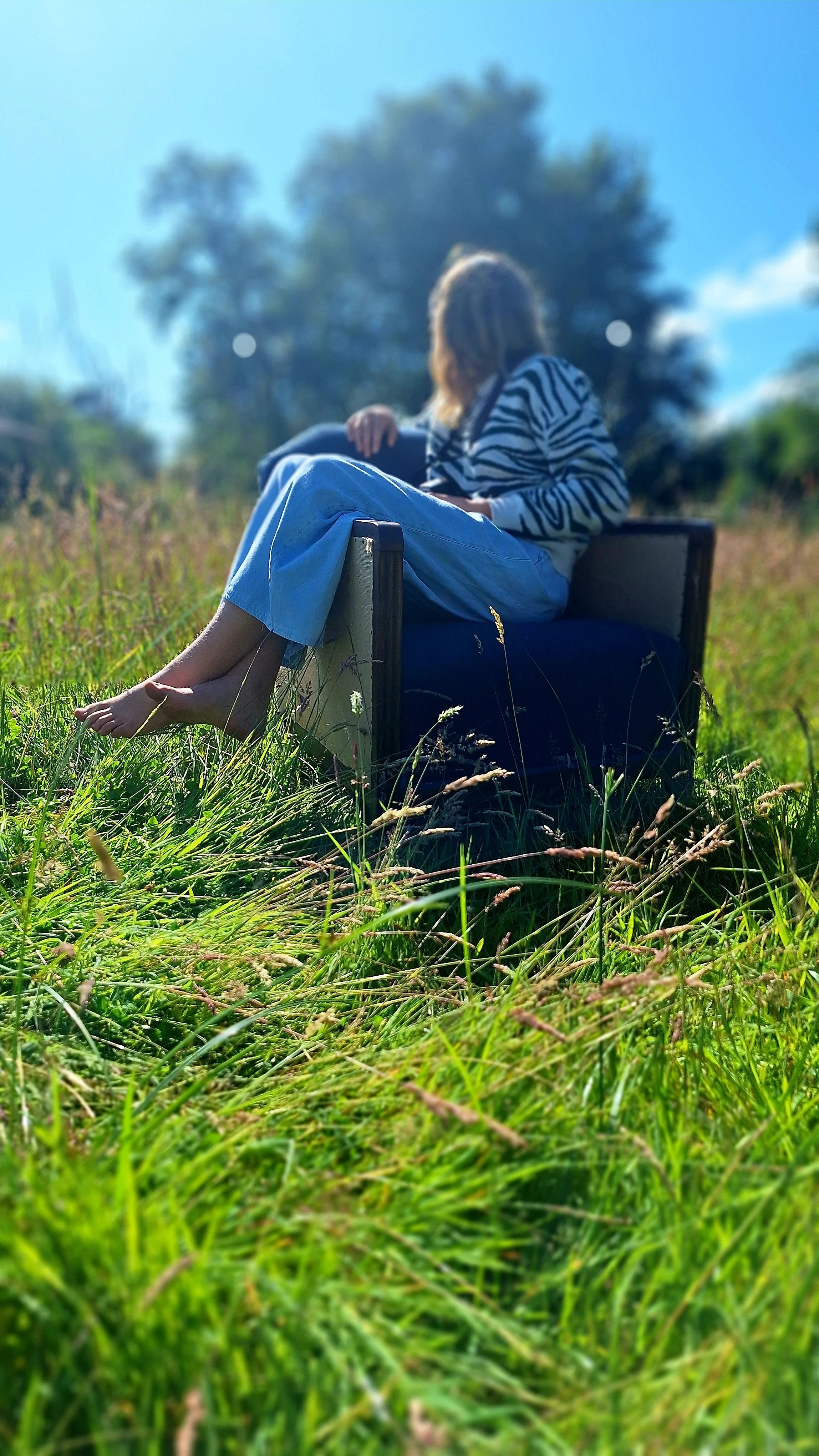 fillette sur un fauteuil dans un champ