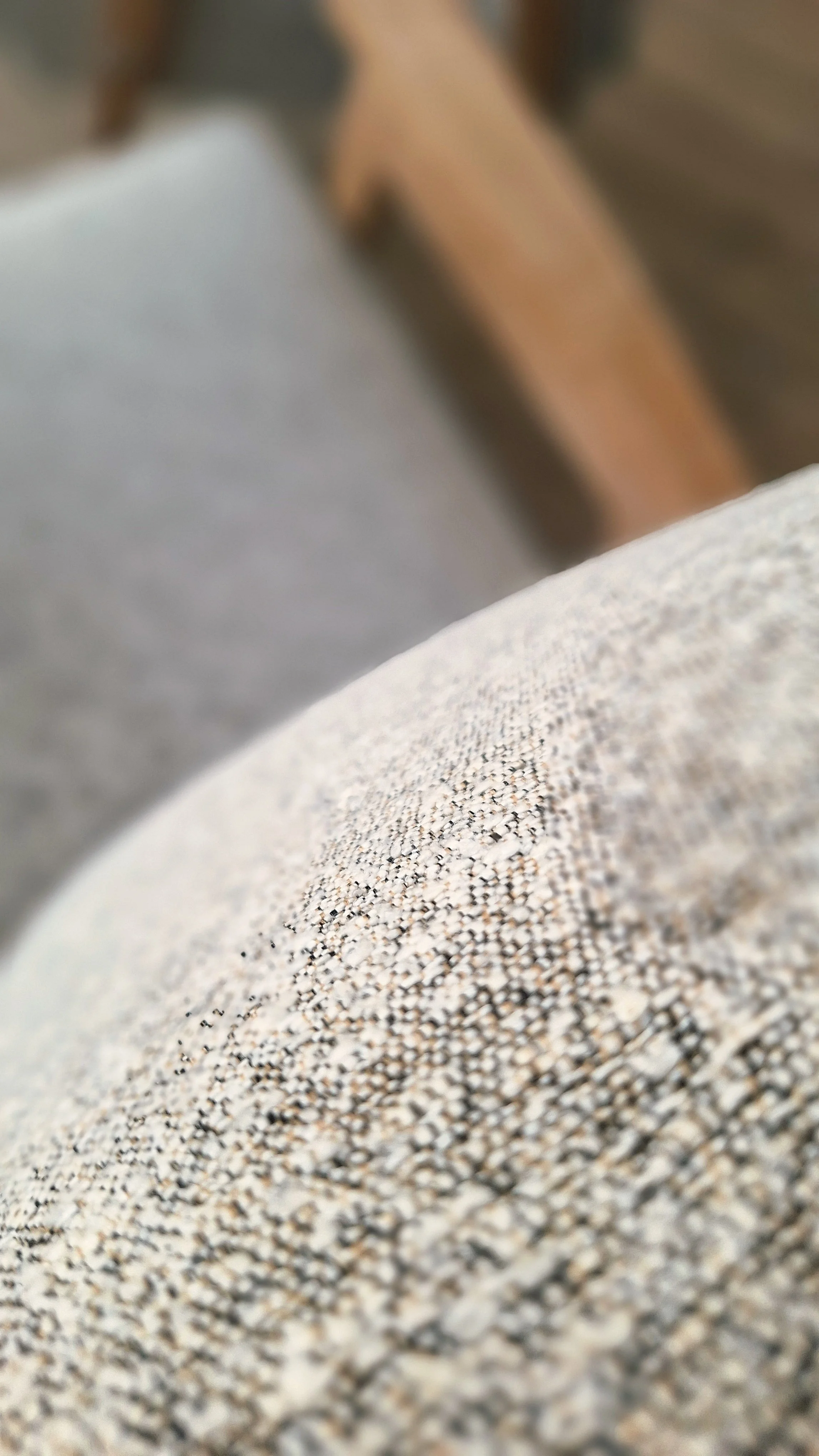 Détail tissu de fauteuil scandinave, bouclette rase douce couleurs naturelles, modèle loft, vintage en hêtre, teinte douce, restauration complète, visible sur bassin arcachon, sanguinet et Nord Landes