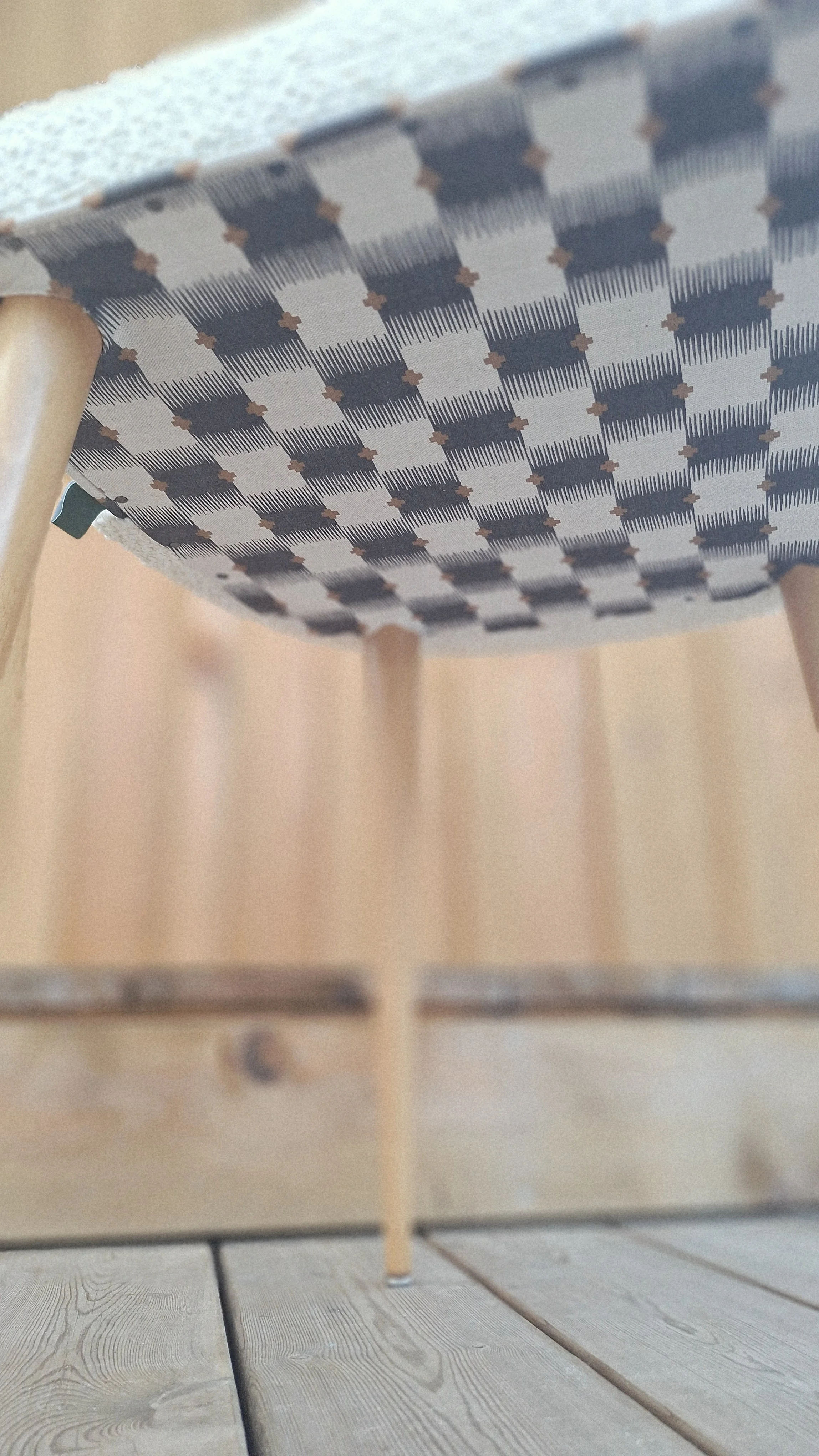 Chaise bouclette blanche avec passepoil ROMO, vue de dessous jaconas ROMO superbe faux carreaux modèle tonneau avec pieds compas en bois, année 60 / 70, visible à Sanguinet, Nord des Landes et sur tout le bassin d'Arcachon