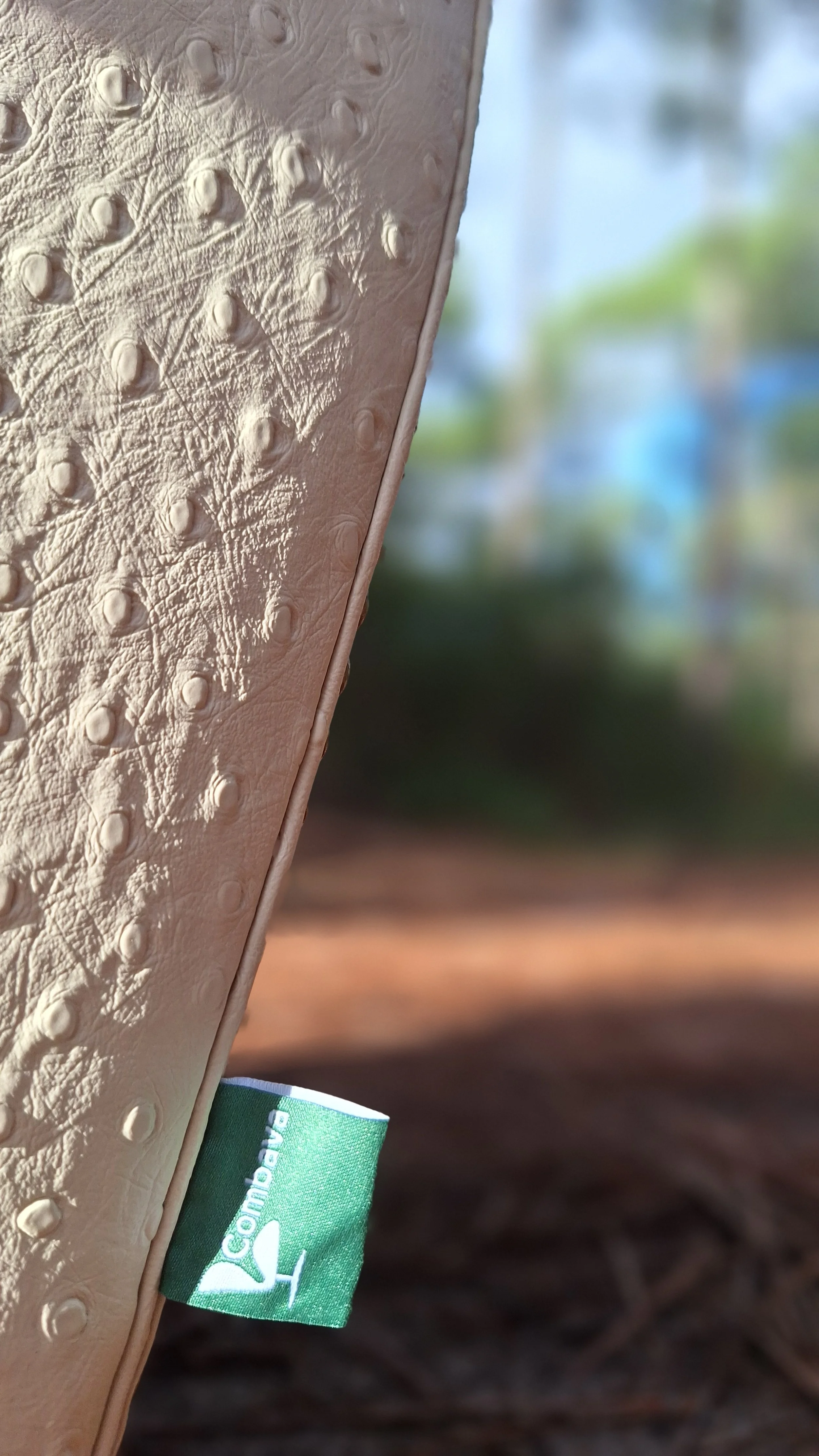 Fauteuil club art nouveau détail coté en photo dans la foret des landes. Réalisé en cuir végétal, impression autruche couleur mascarpone, issus du recyclage de déchets de l'industrie forestière (sciure de bois), visible à Sanguinet, Nord des Landes e