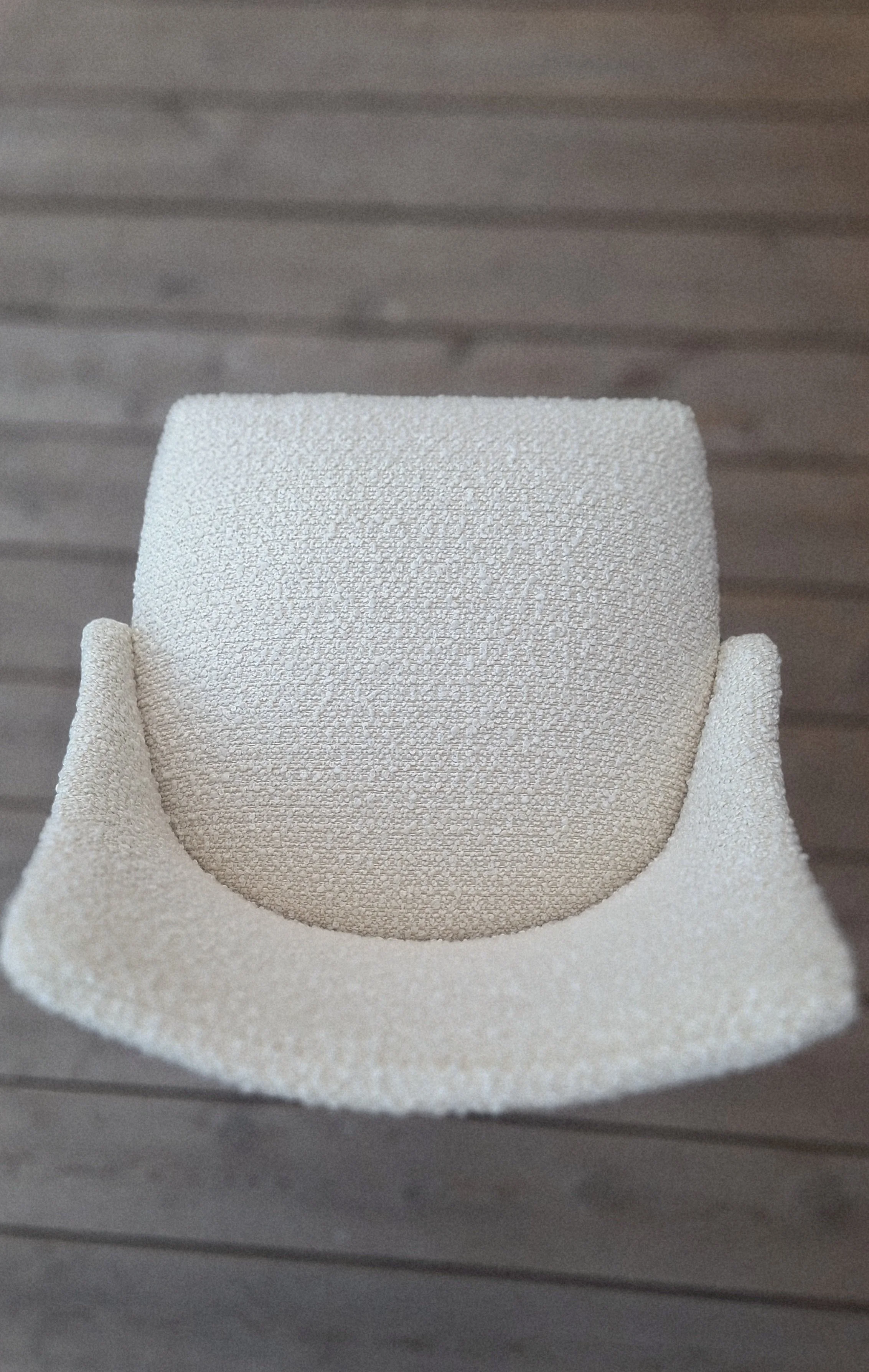 Chaise bouclette blanche vue de dessus, modèle tonneau avec pieds compas en bois, année 60 / 70, visible à Sanguinet, Nord des Landes et sur tout le bassin d'Arcachon