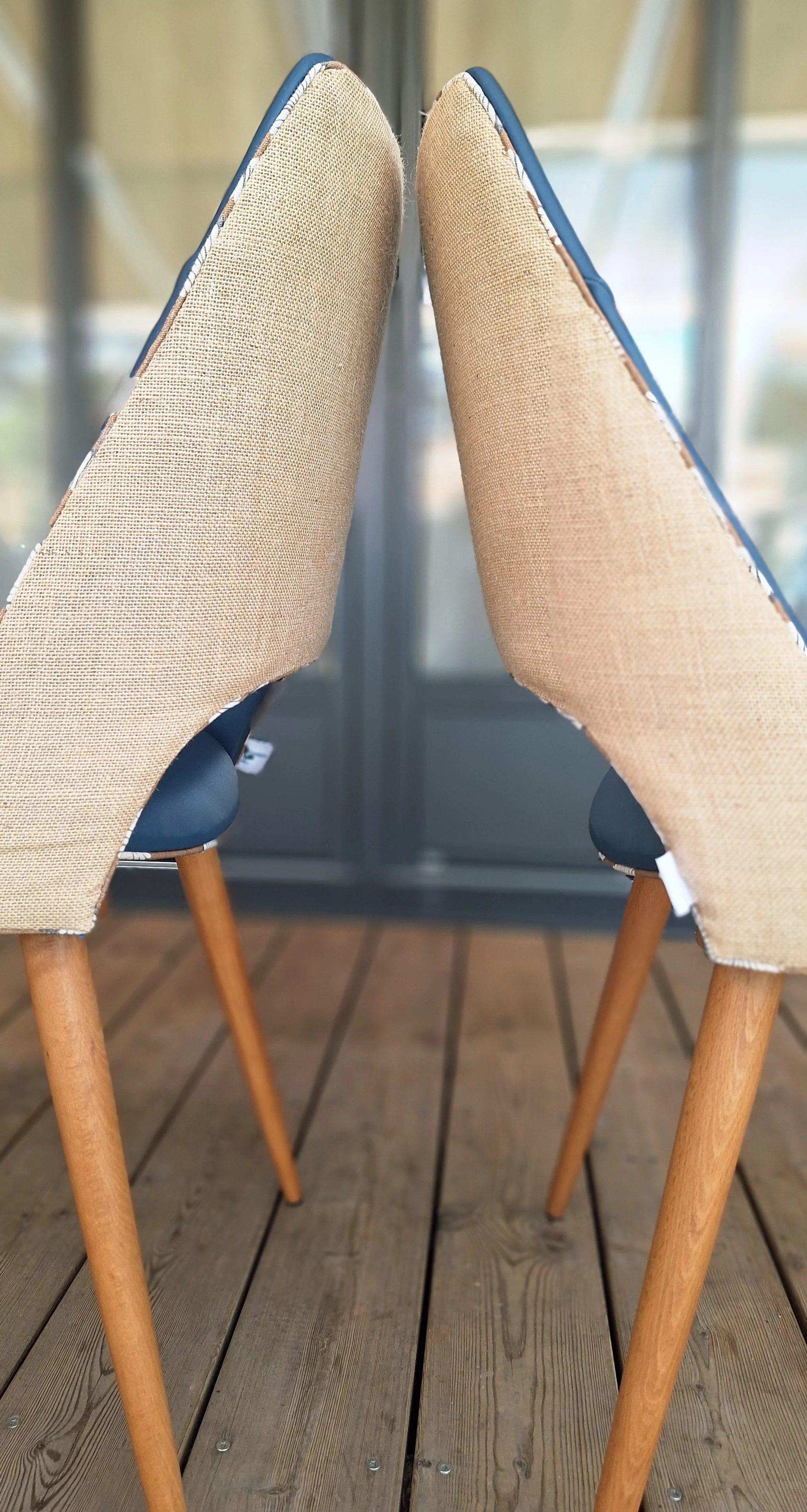 vu de profil des 2 chaises tonneau