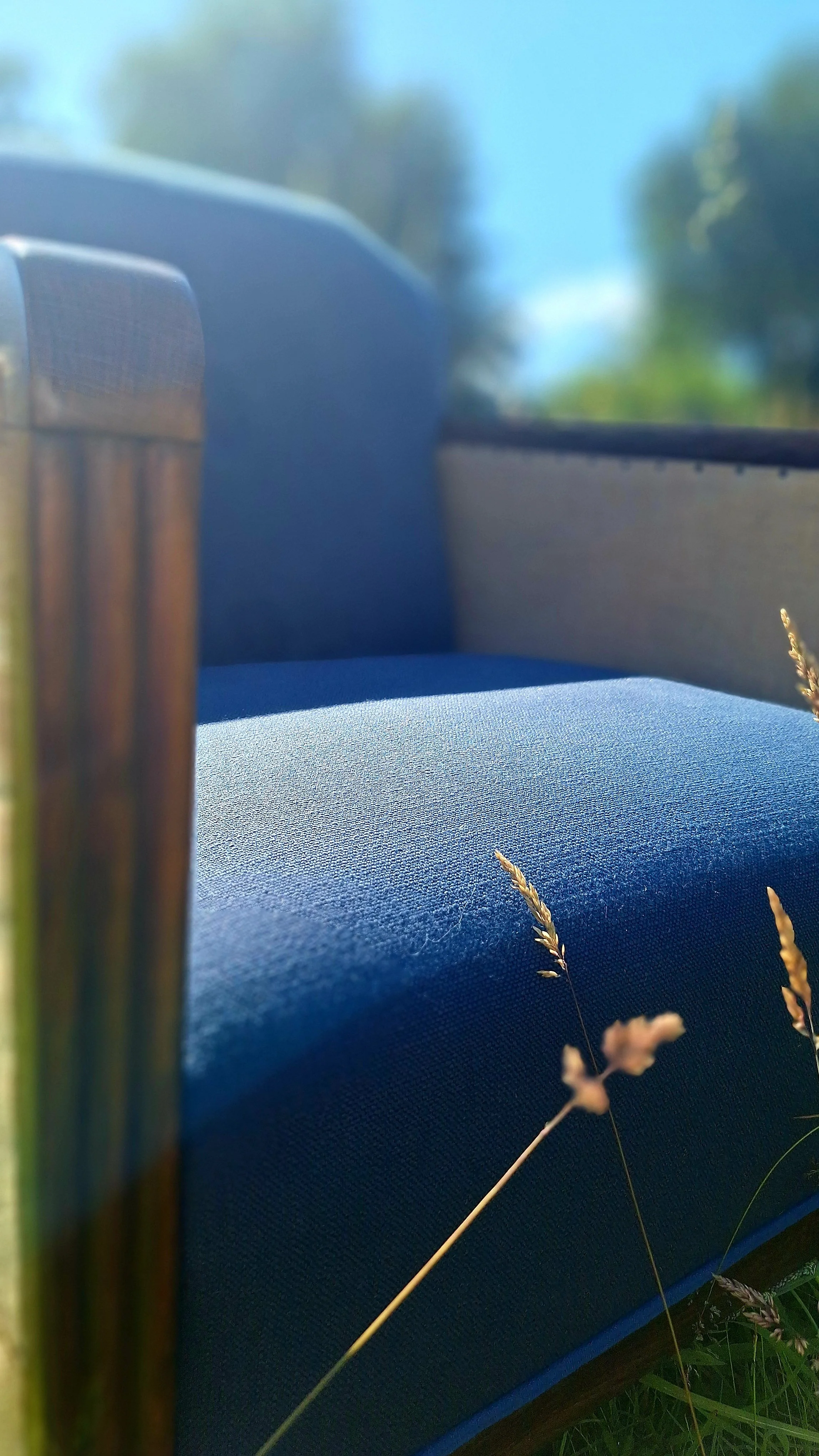 détail structure bois fauteuil art déco bleu prusse