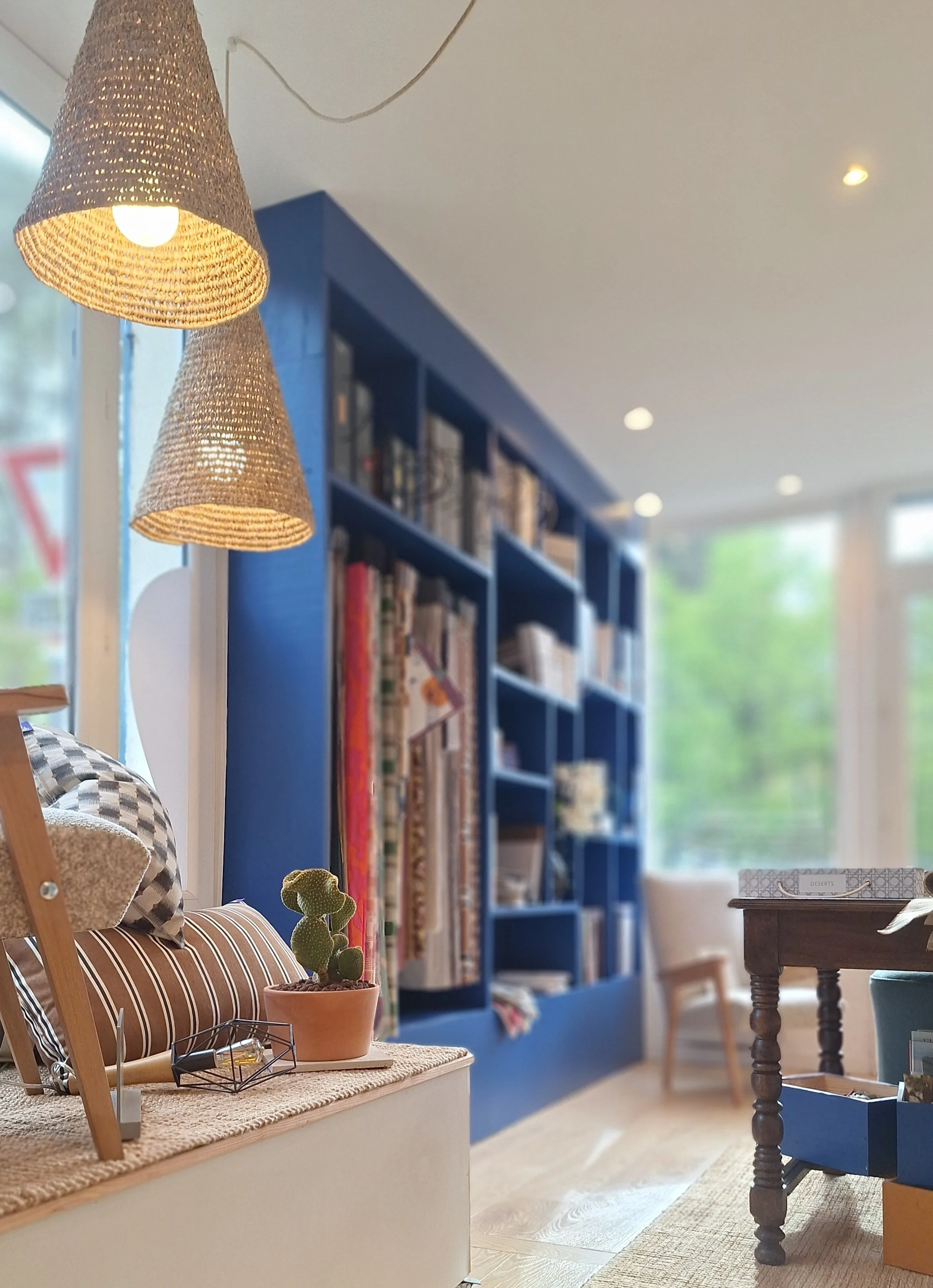 Vue en couleur du showroom de l'atelier Combava, zoom sur les collections de tissus d'éditeur